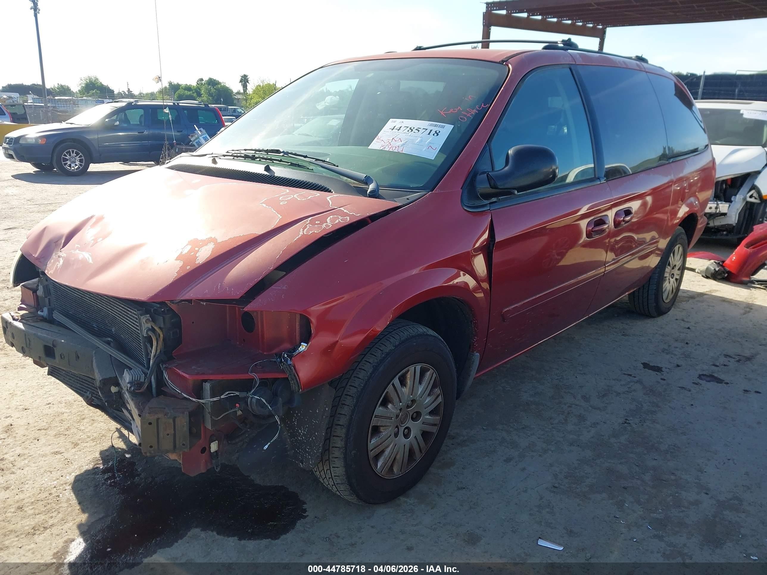 2005 Chrysler Town & Country Lx Red vin: 2C4GP44R35R543253