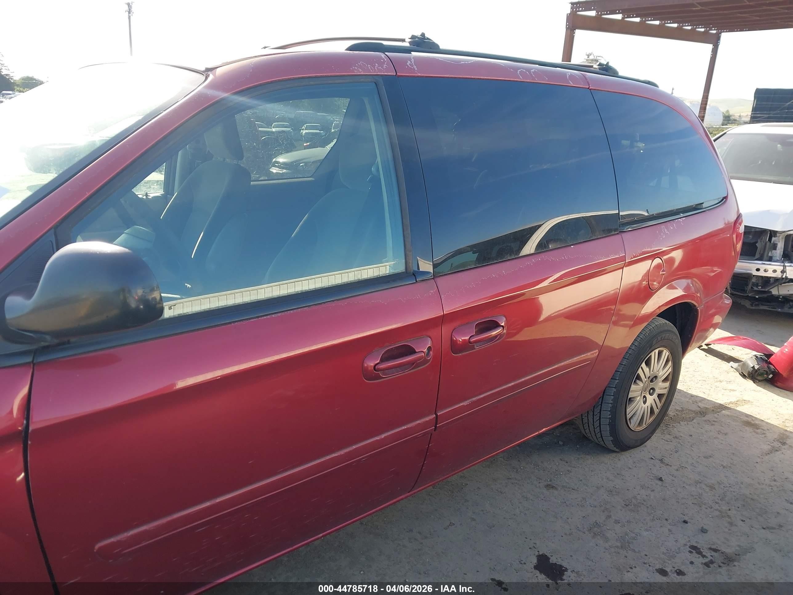2005 Chrysler Town & Country Lx Red vin: 2C4GP44R35R543253