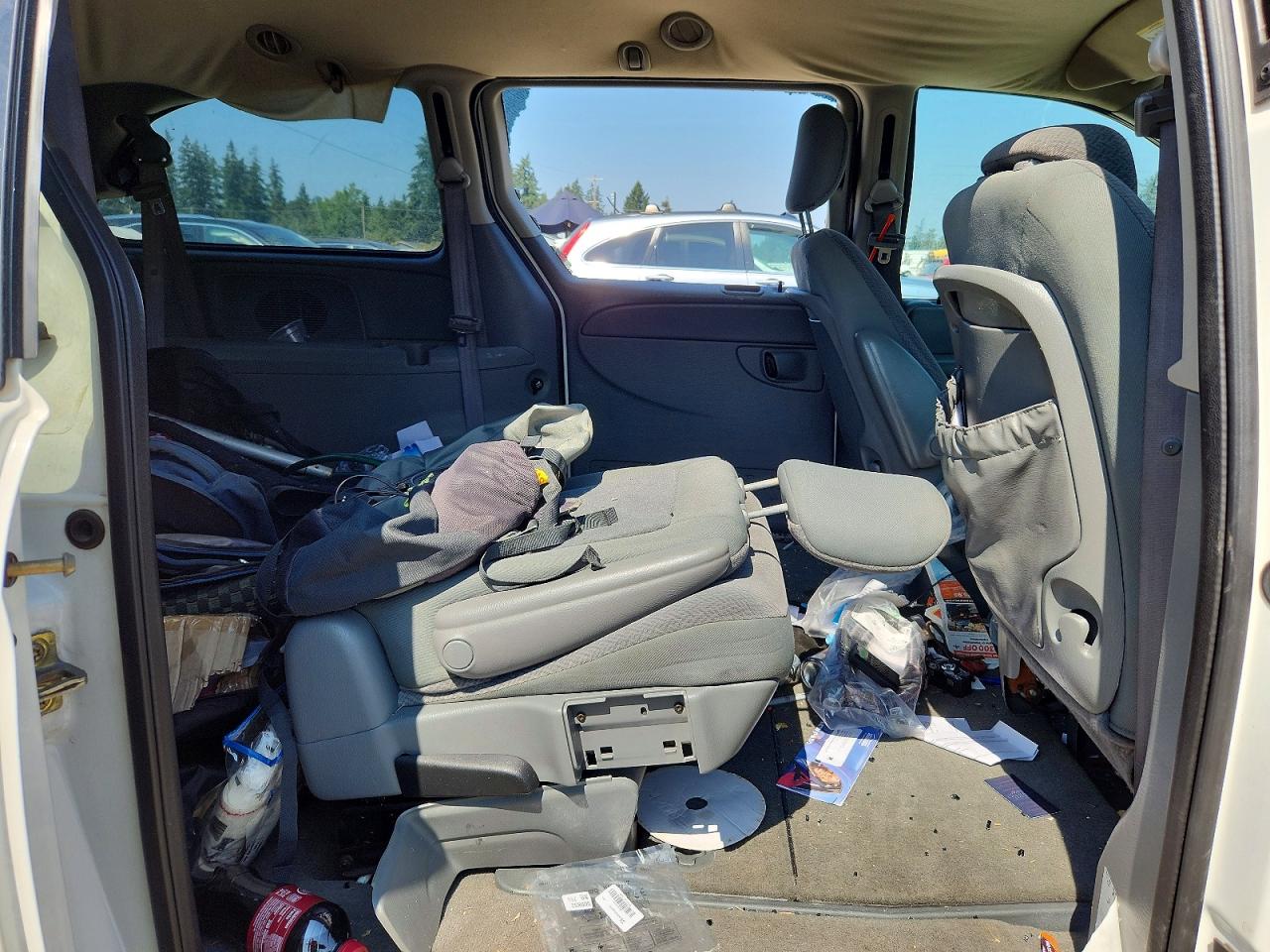 2005 Chrysler Town & Country Lx White vin: 2C4GP44R45R439631