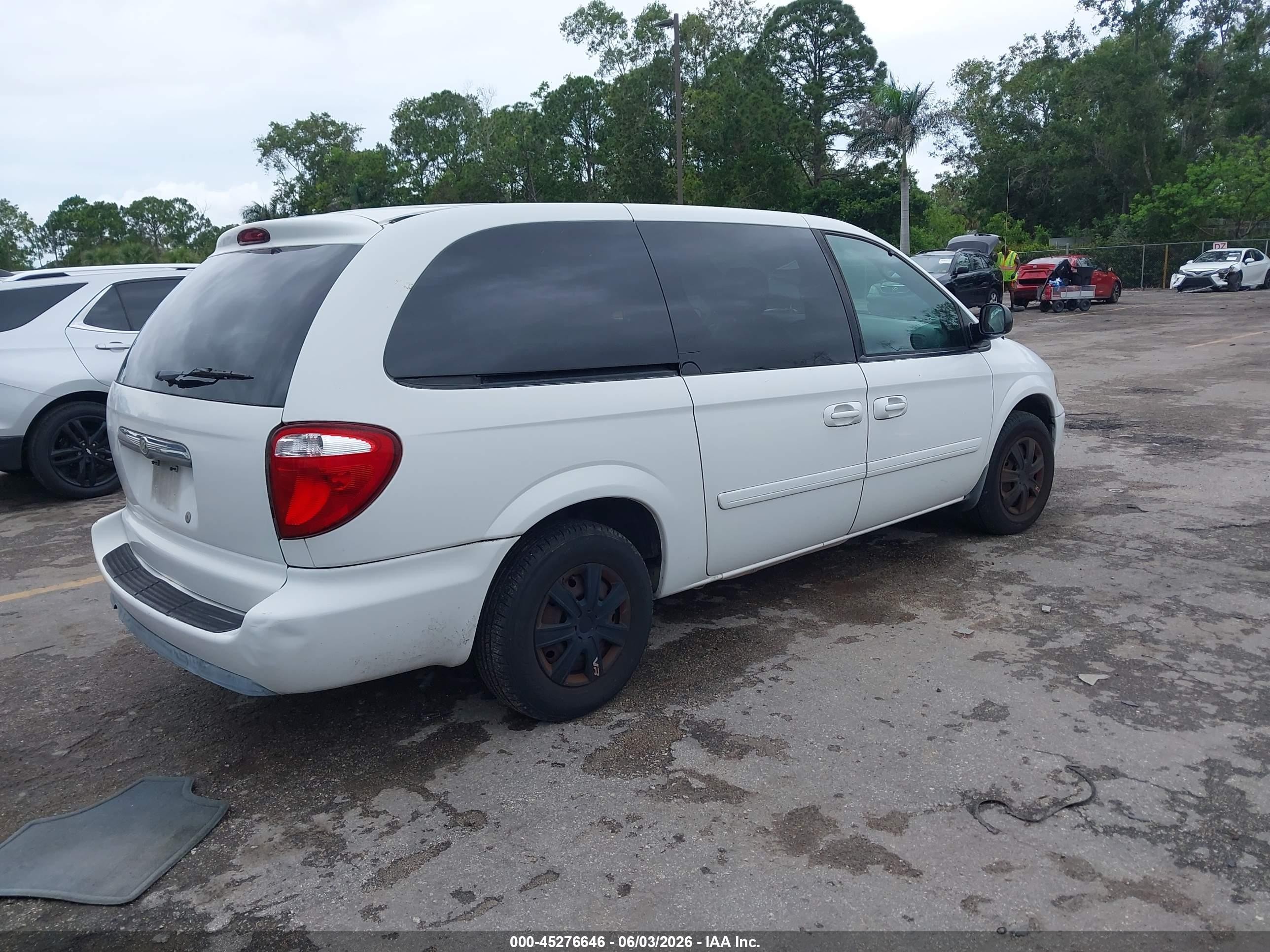 2005 Chrysler Town & Country Lx White vin: 2C4GP44R55R173519