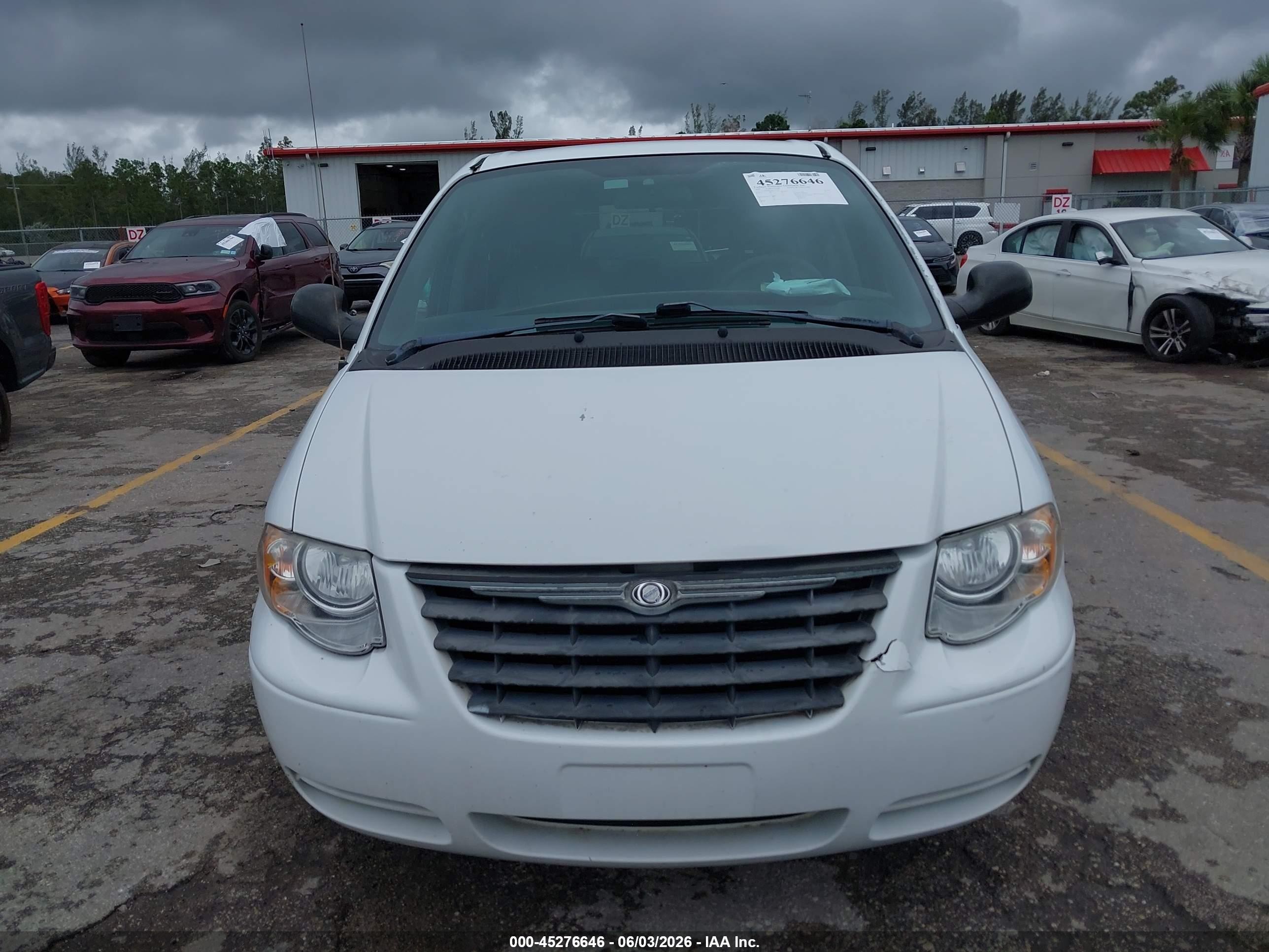 2005 Chrysler Town & Country Lx White vin: 2C4GP44R55R173519