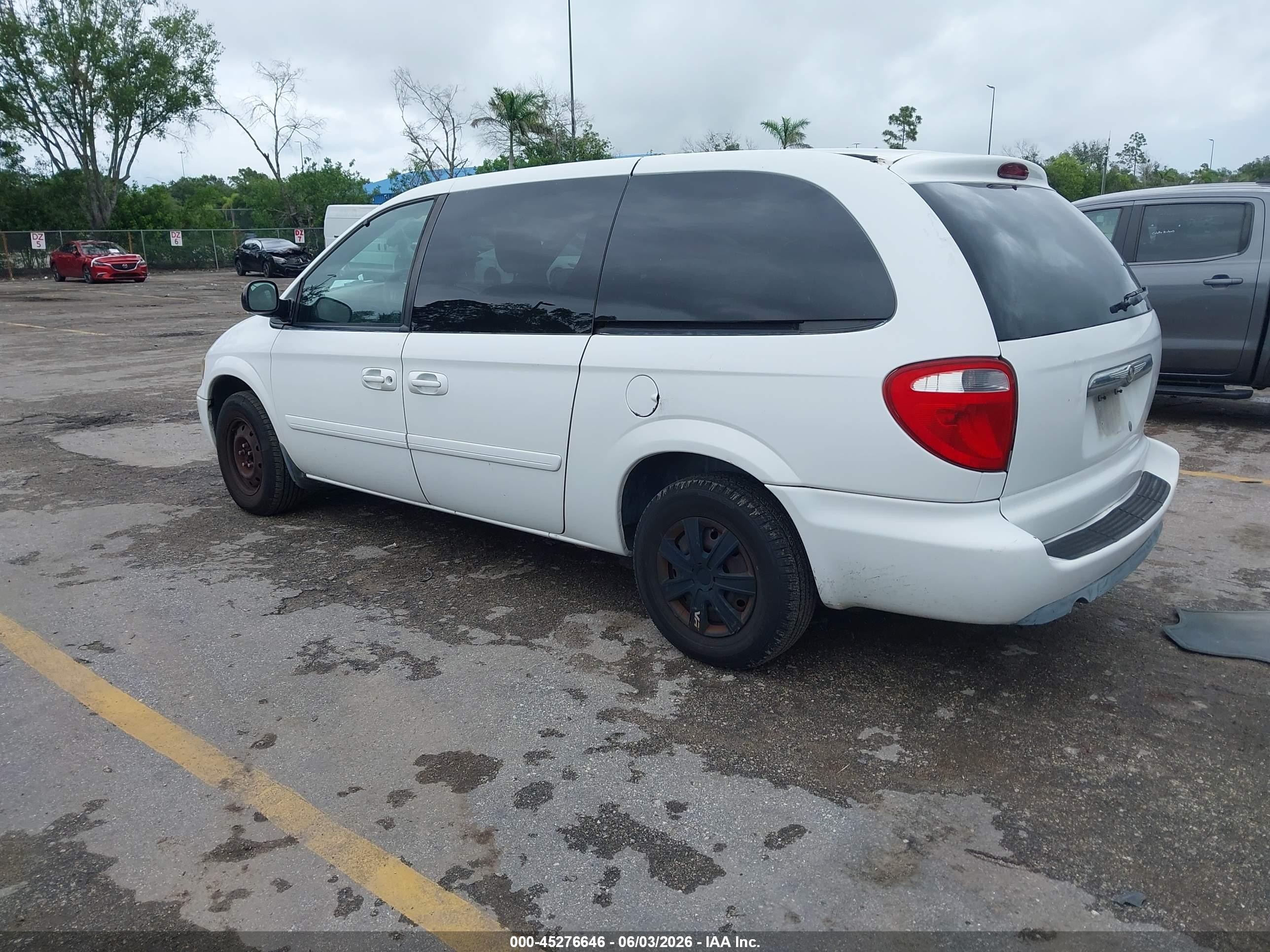2005 Chrysler Town & Country Lx White vin: 2C4GP44R55R173519