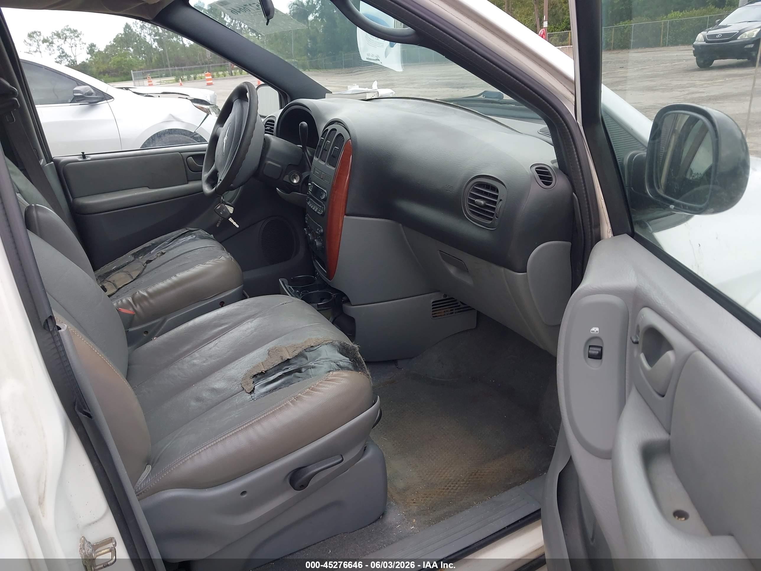 2005 Chrysler Town & Country Lx White vin: 2C4GP44R55R173519
