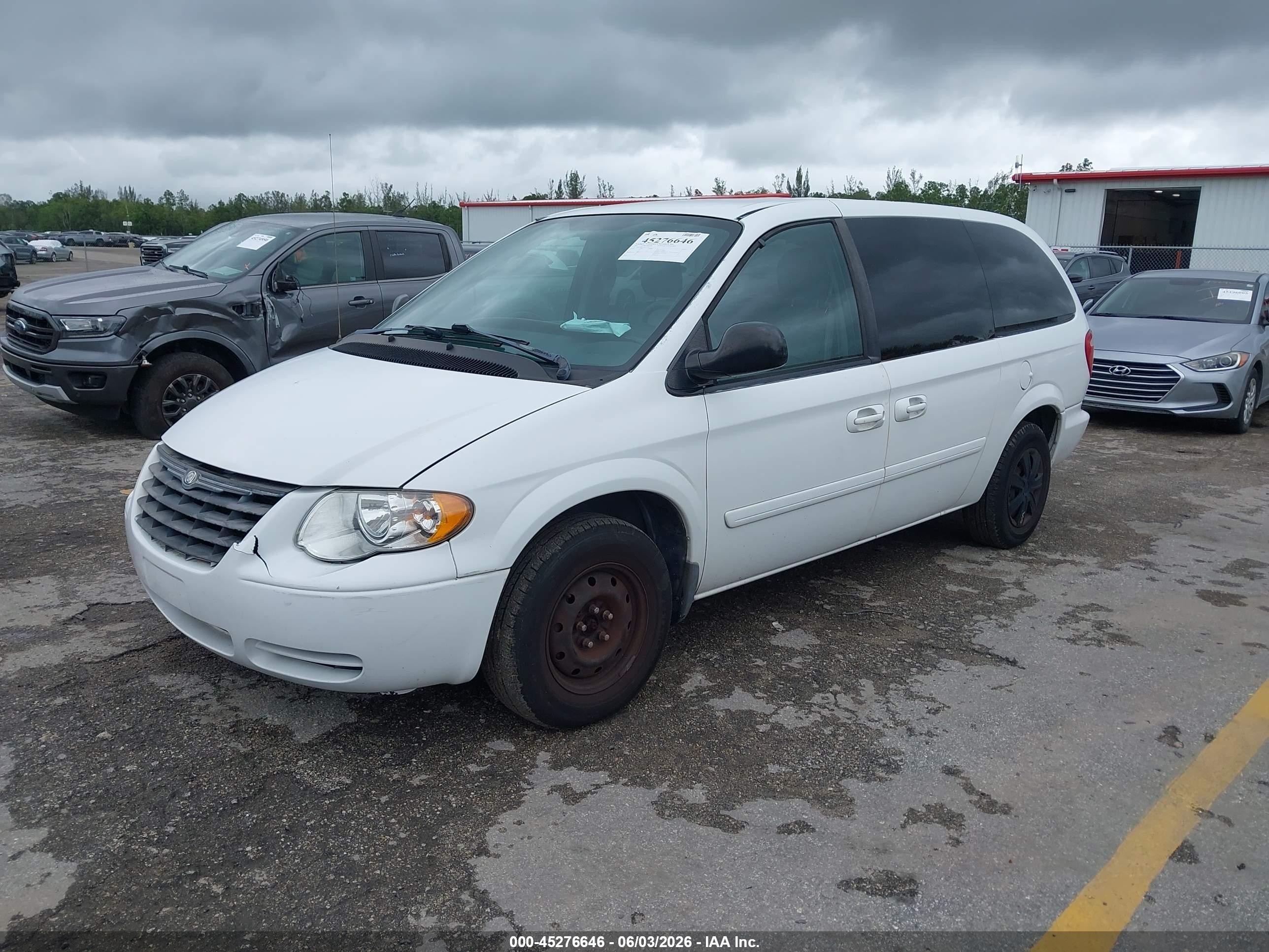2005 Chrysler Town & Country Lx White vin: 2C4GP44R55R173519