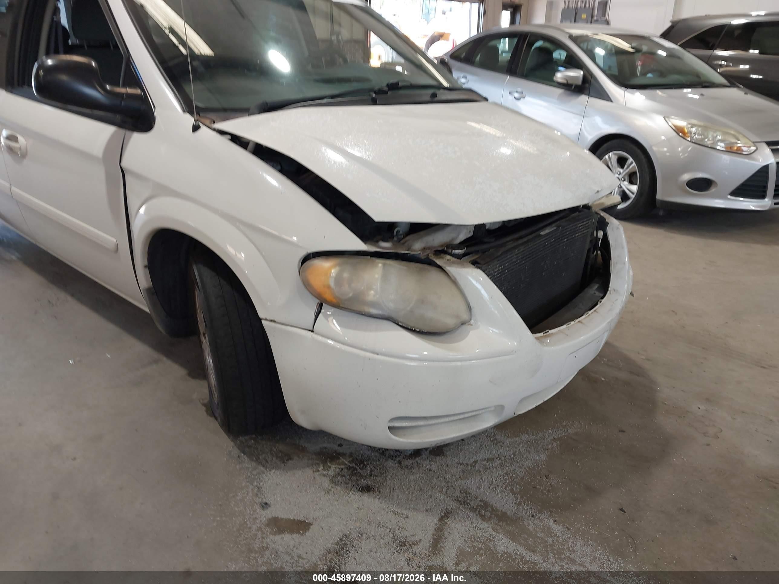 2005 Chrysler Town & Country Lx White vin: 2C4GP44R55R519133