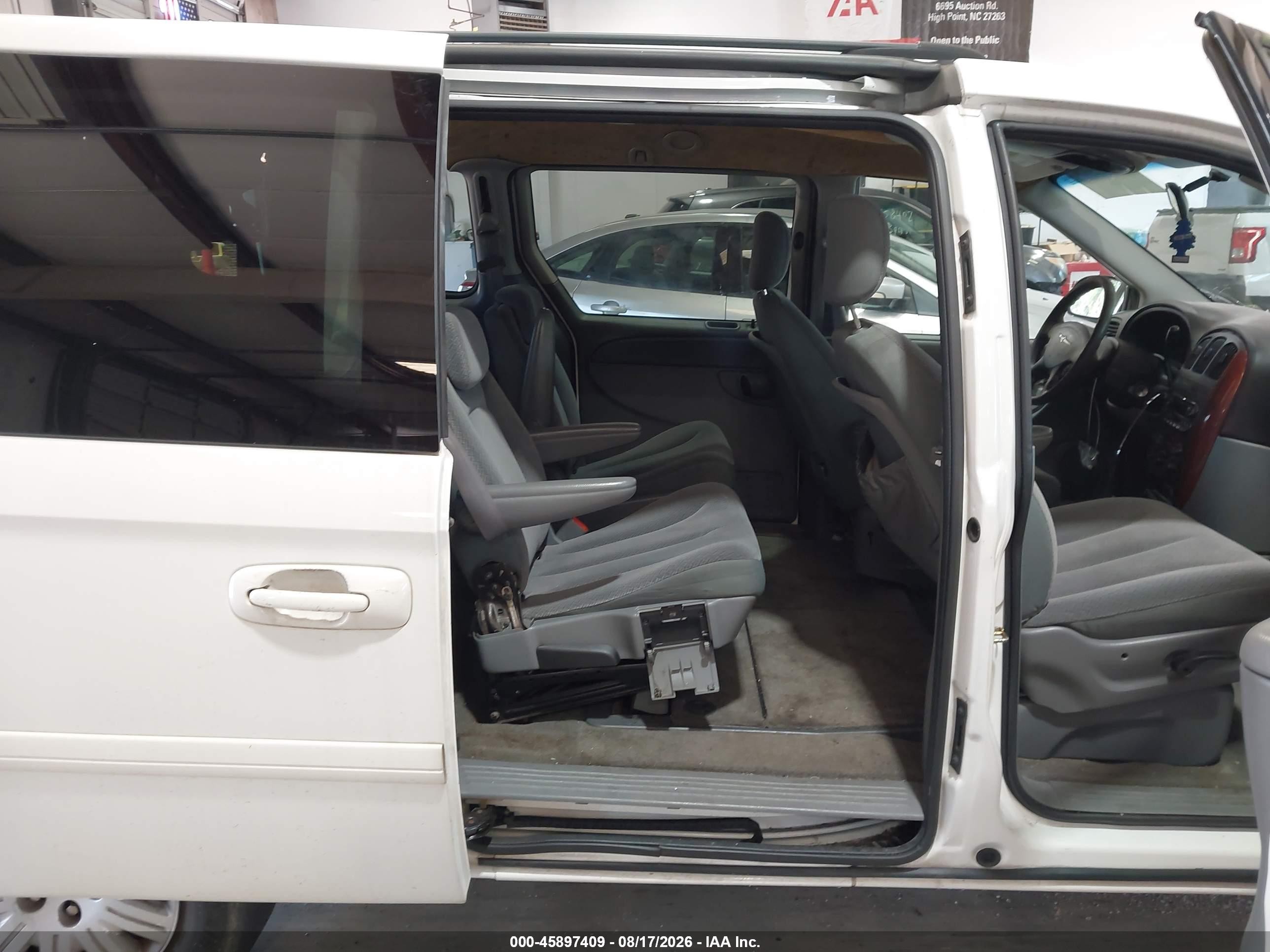 2005 Chrysler Town & Country Lx White vin: 2C4GP44R55R519133