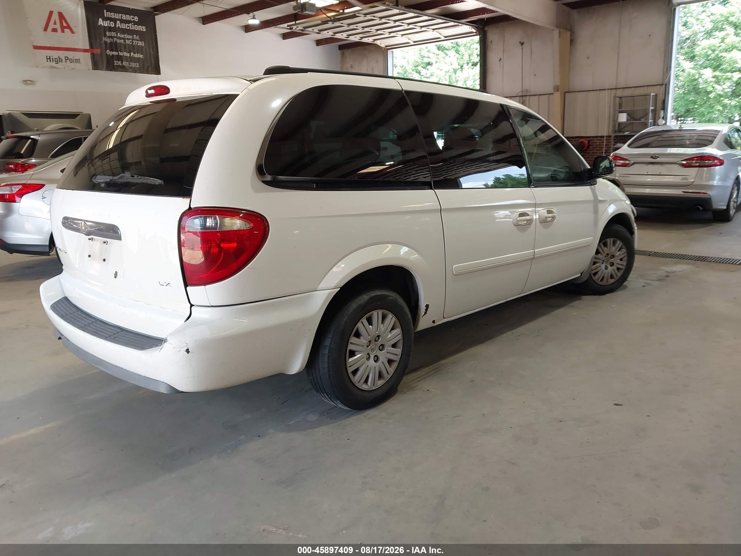 2005 Chrysler Town & Country Lx White vin: 2C4GP44R55R519133
