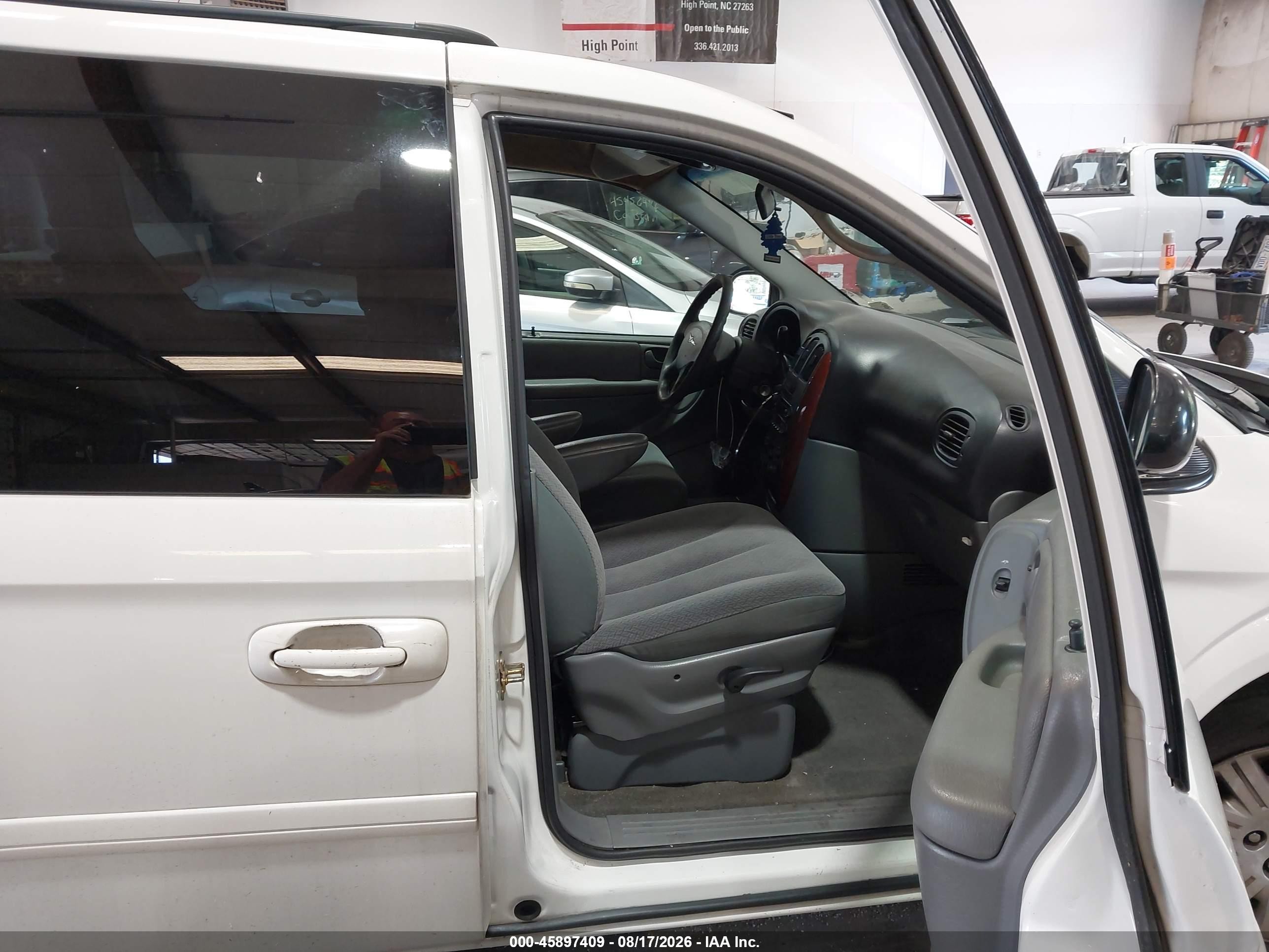 2005 Chrysler Town & Country Lx White vin: 2C4GP44R55R519133