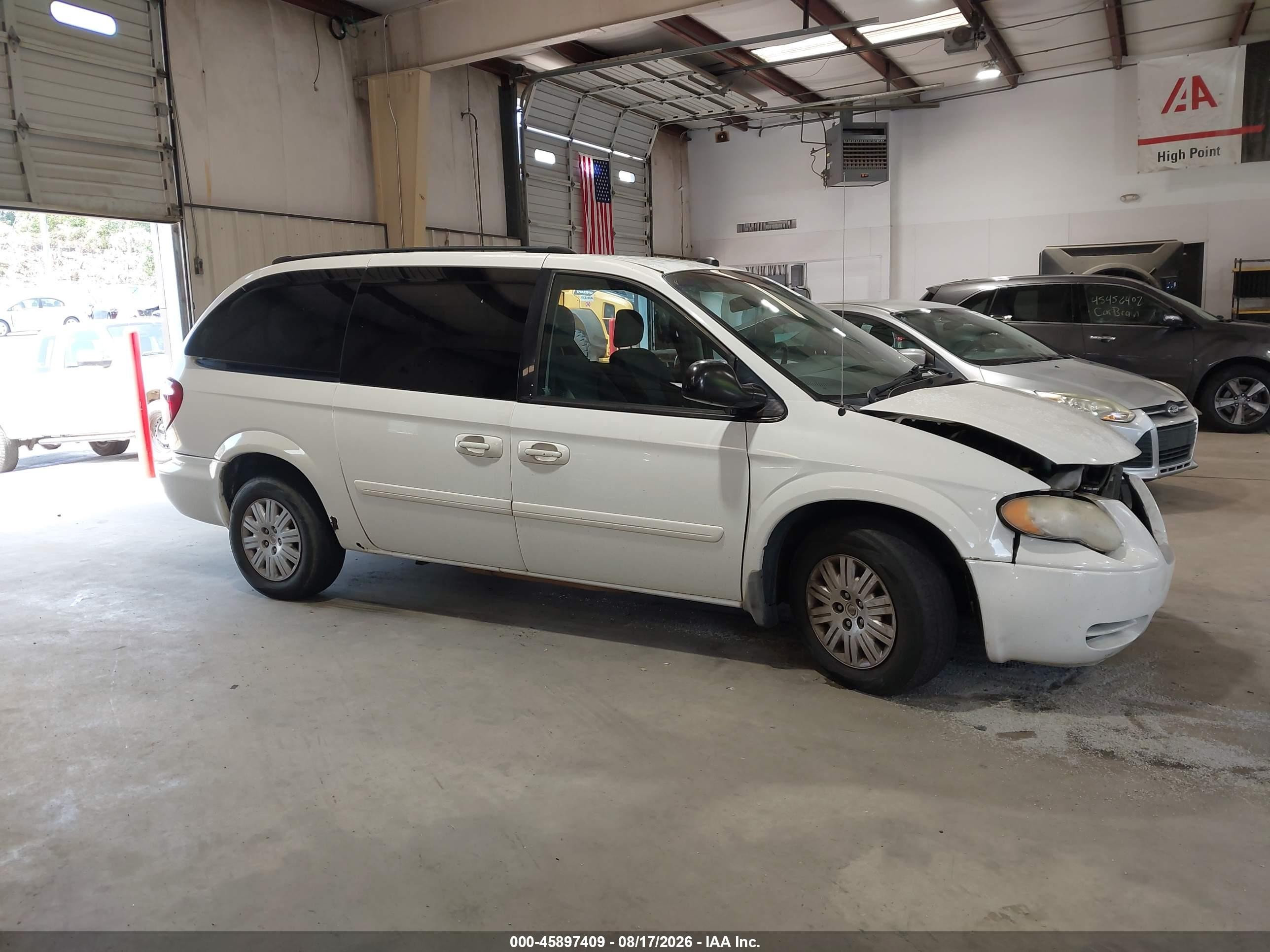 2005 Chrysler Town & Country Lx White vin: 2C4GP44R55R519133