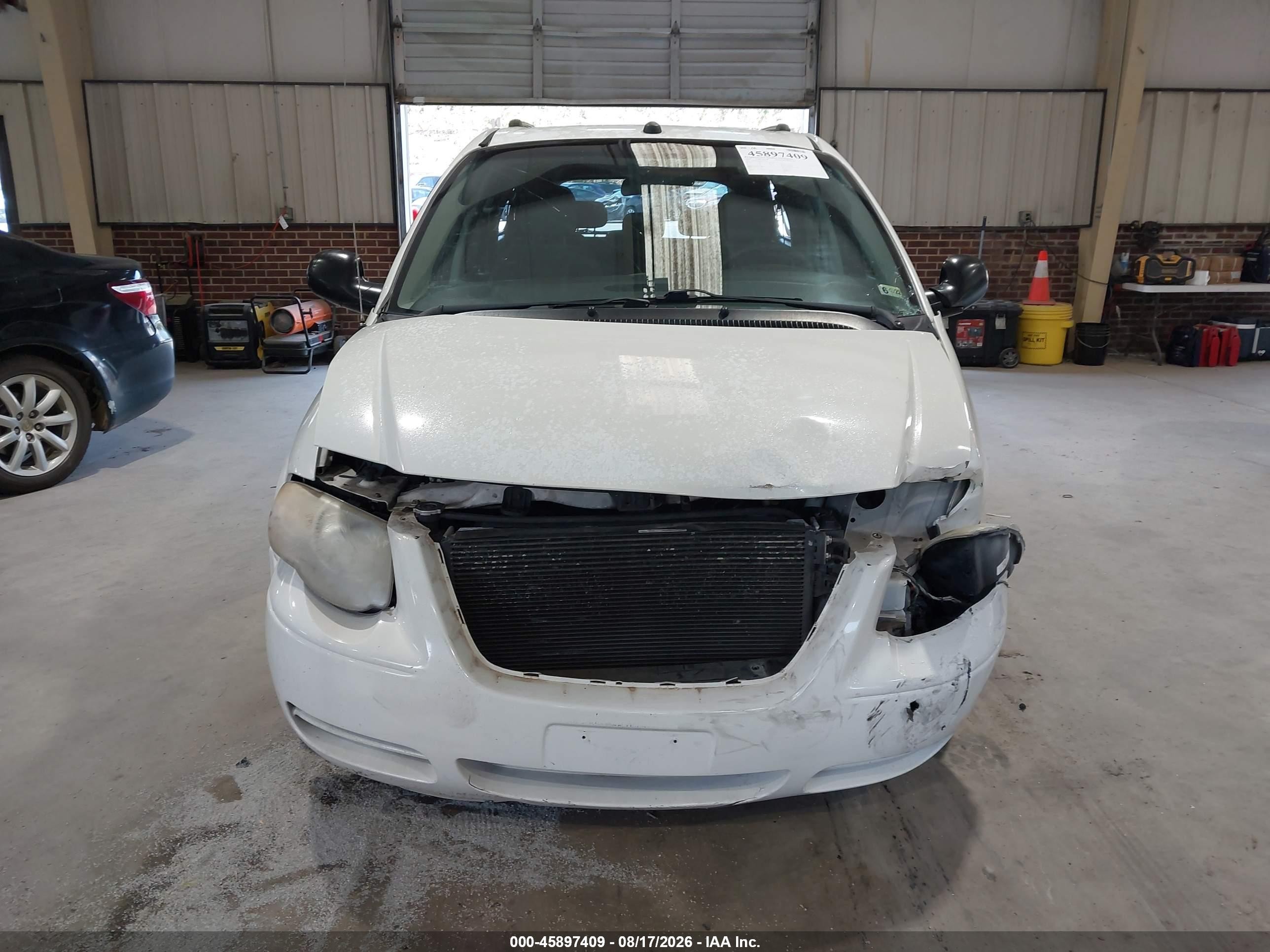 2005 Chrysler Town & Country Lx White vin: 2C4GP44R55R519133