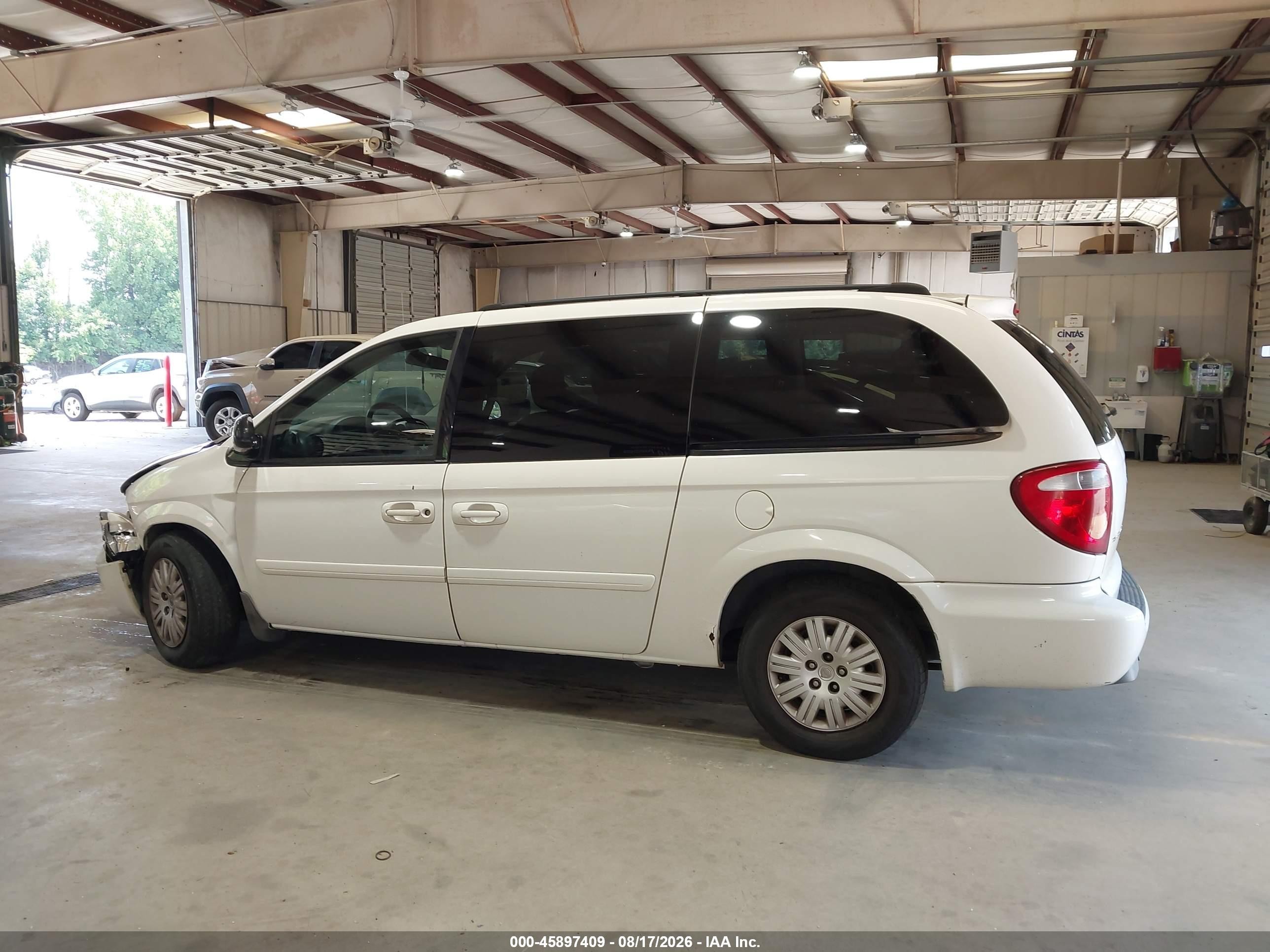 2005 Chrysler Town & Country Lx White vin: 2C4GP44R55R519133