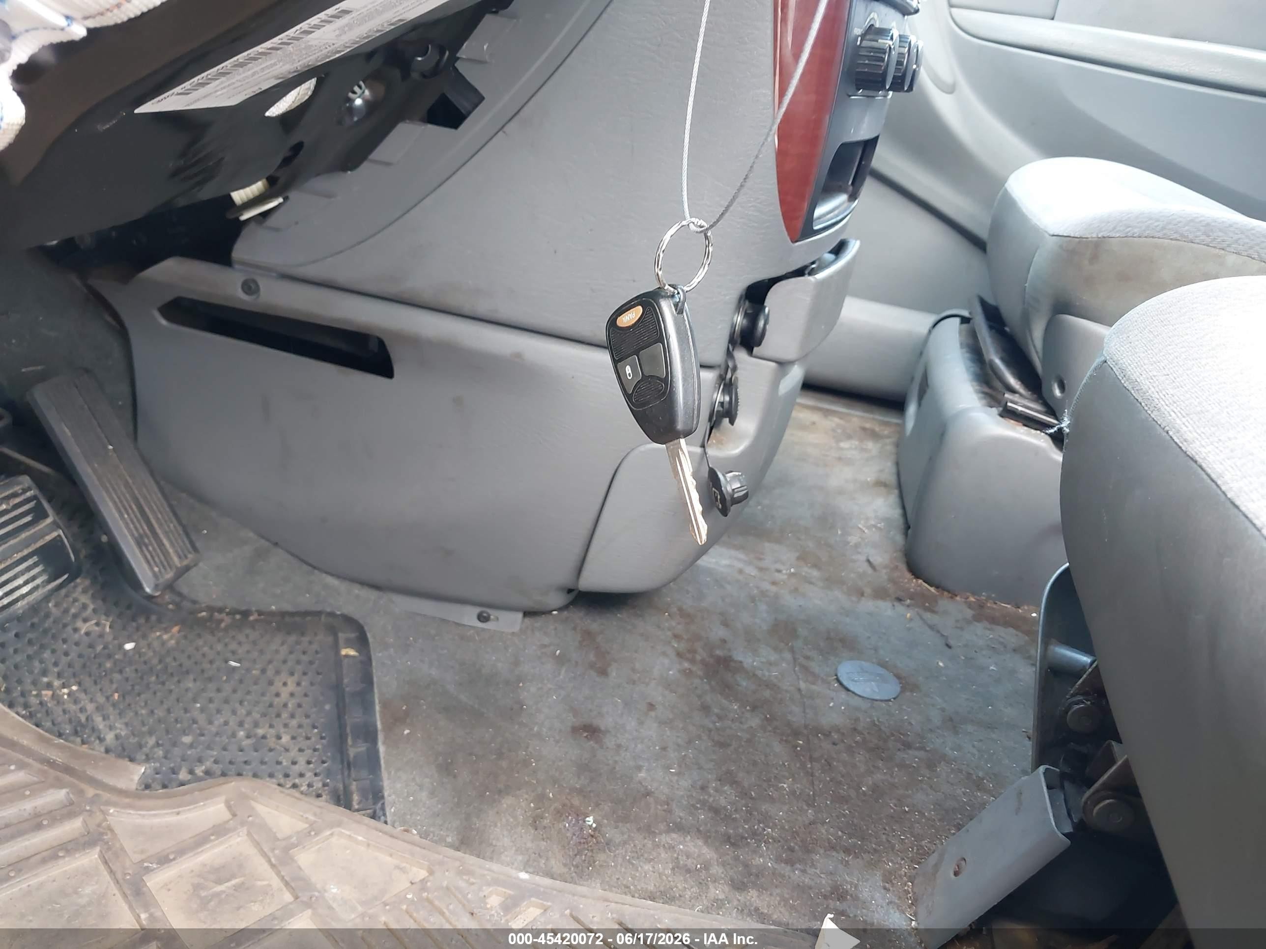 2005 Chrysler Town & Country Lx Gray vin: 2C4GP44R55R542881