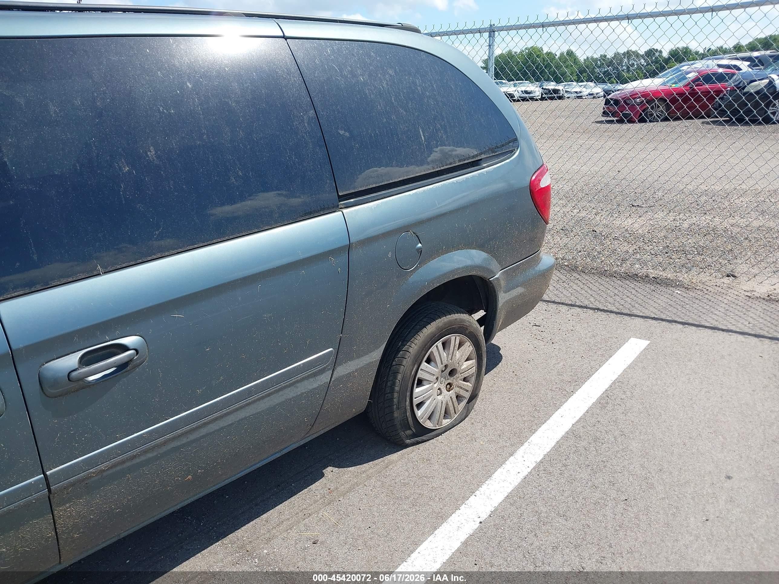 2005 Chrysler Town & Country Lx Gray vin: 2C4GP44R55R542881
