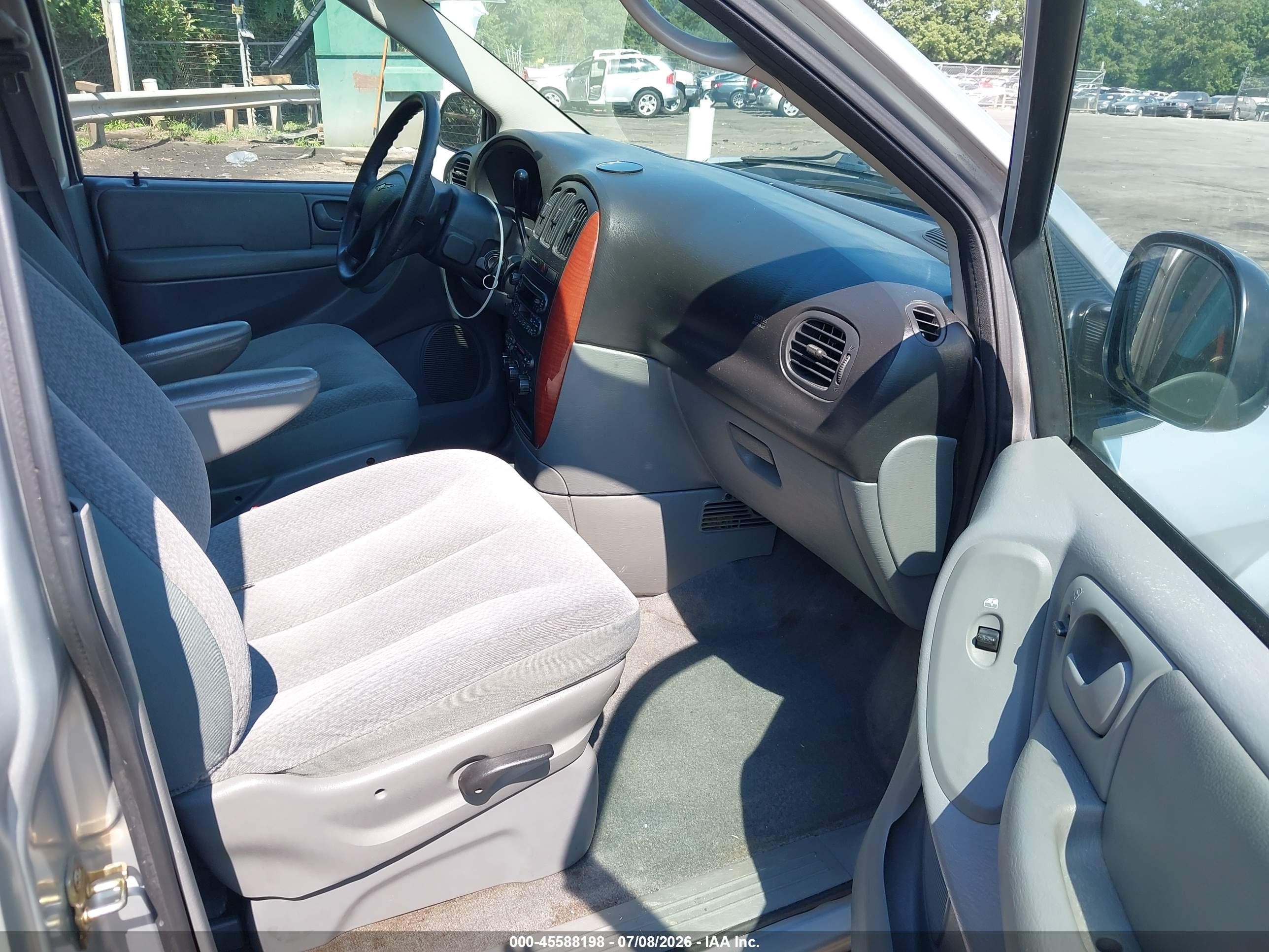 2005 Chrysler Town & Country Lx Silver vin: 2C4GP44R55R551189