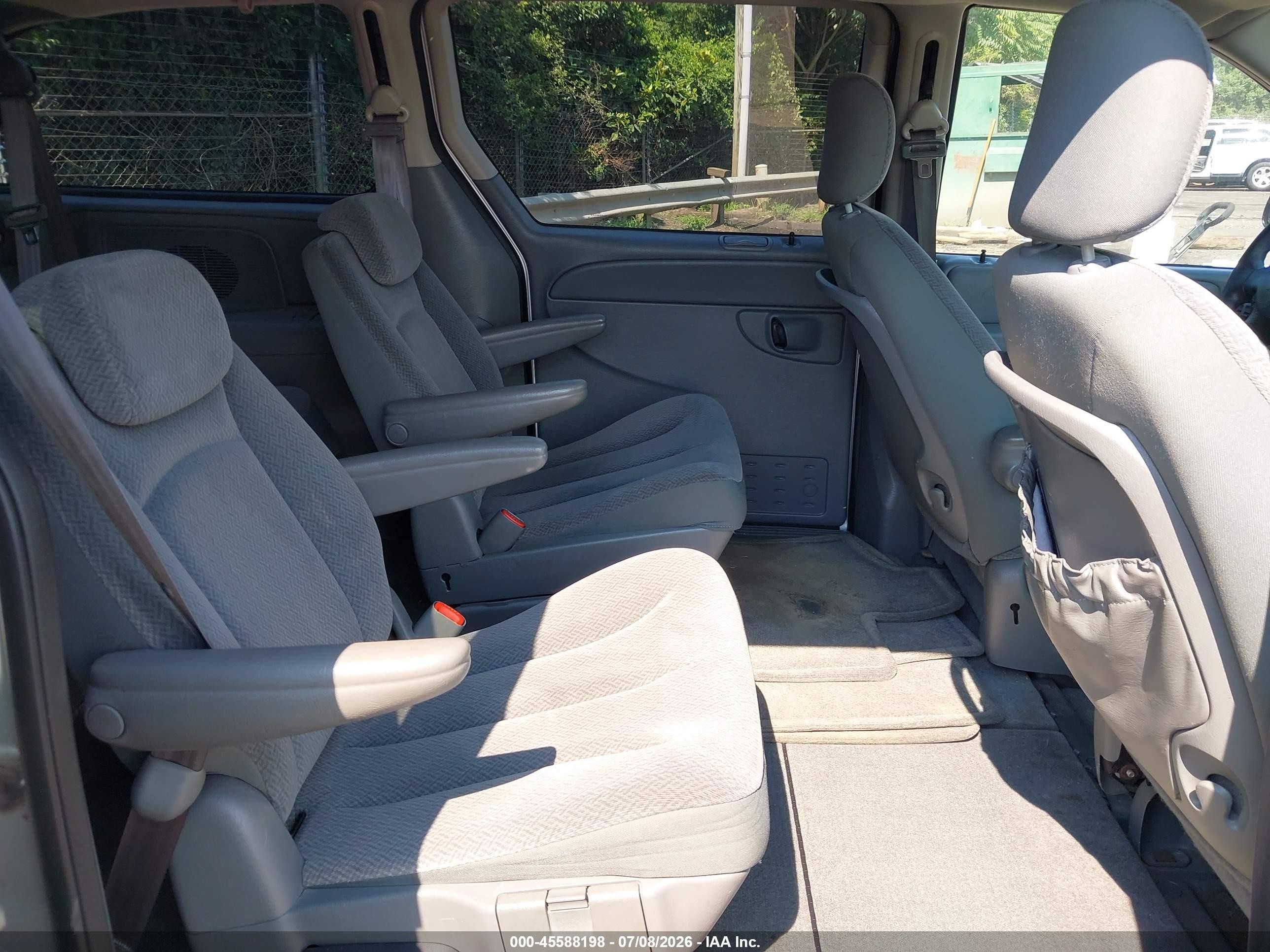 2005 Chrysler Town & Country Lx Silver vin: 2C4GP44R55R551189