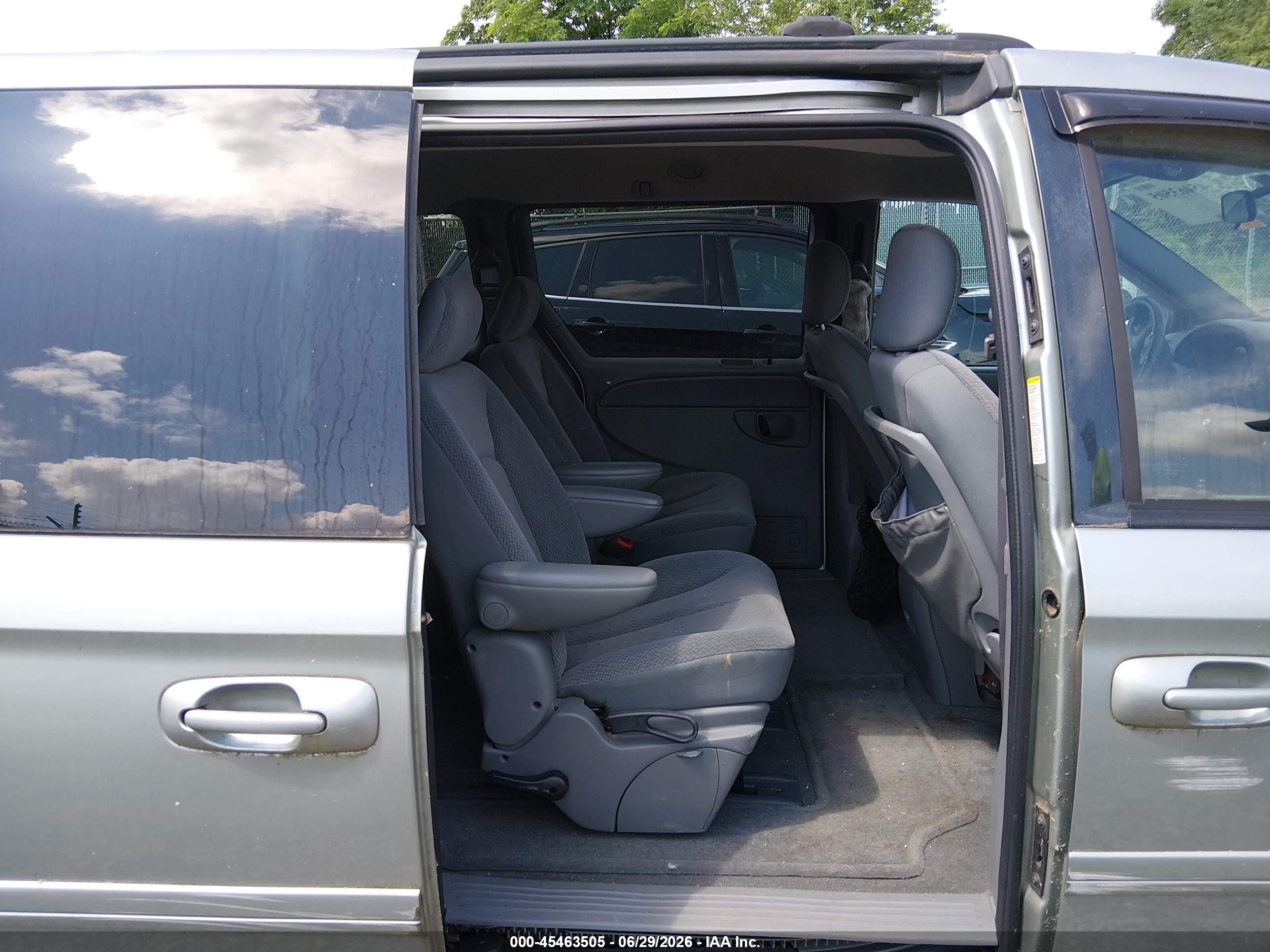 2004 Chrysler Town & Country Lx Silver vin: 2C4GP44R74R589358