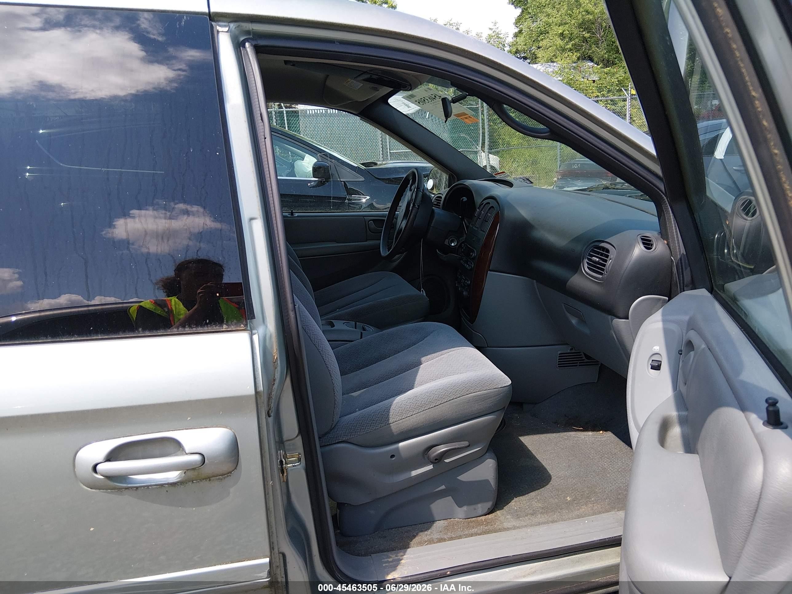 2004 Chrysler Town & Country Lx Silver vin: 2C4GP44R74R589358