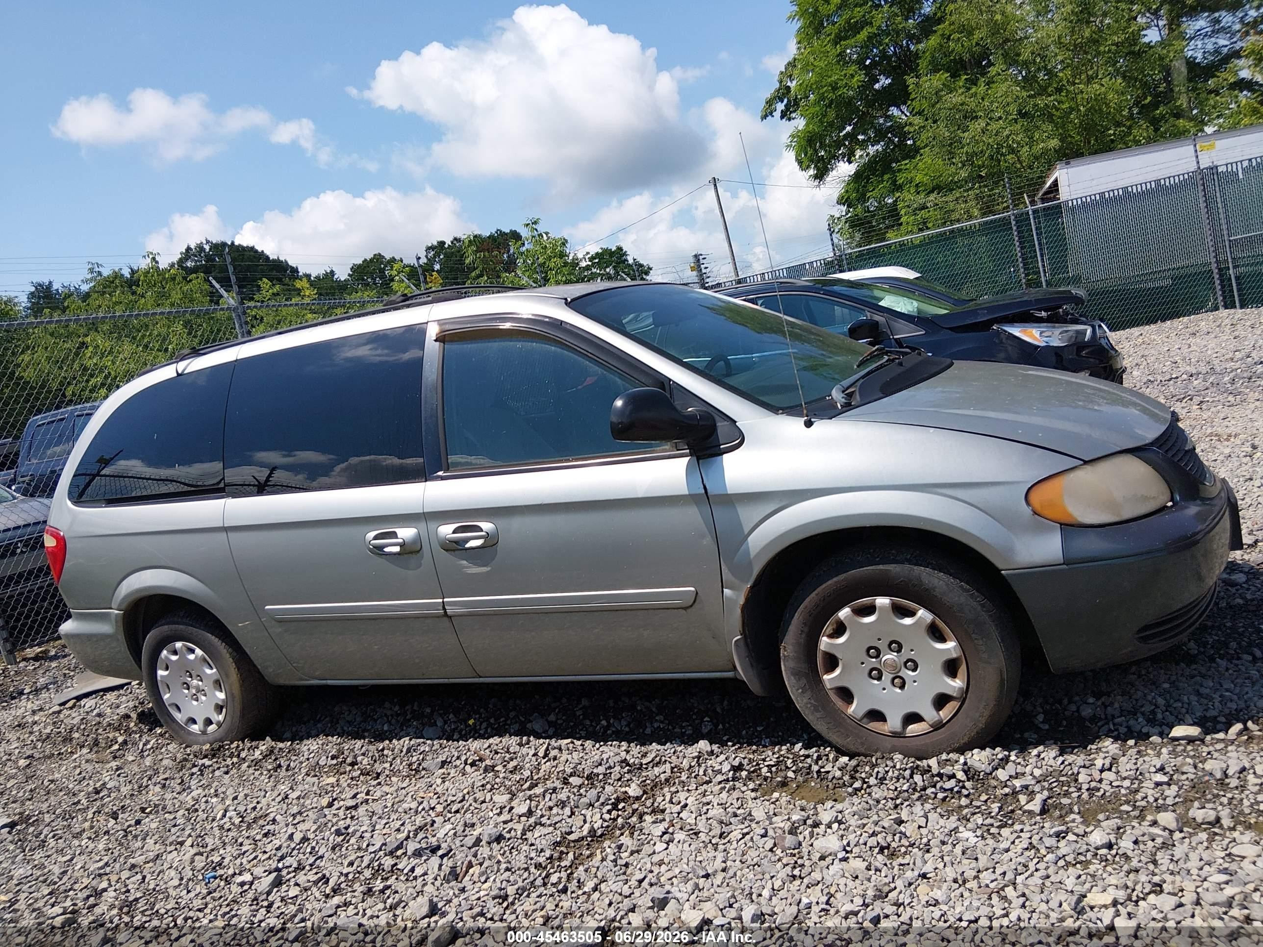 2004 Chrysler Town & Country Lx Silver vin: 2C4GP44R74R589358