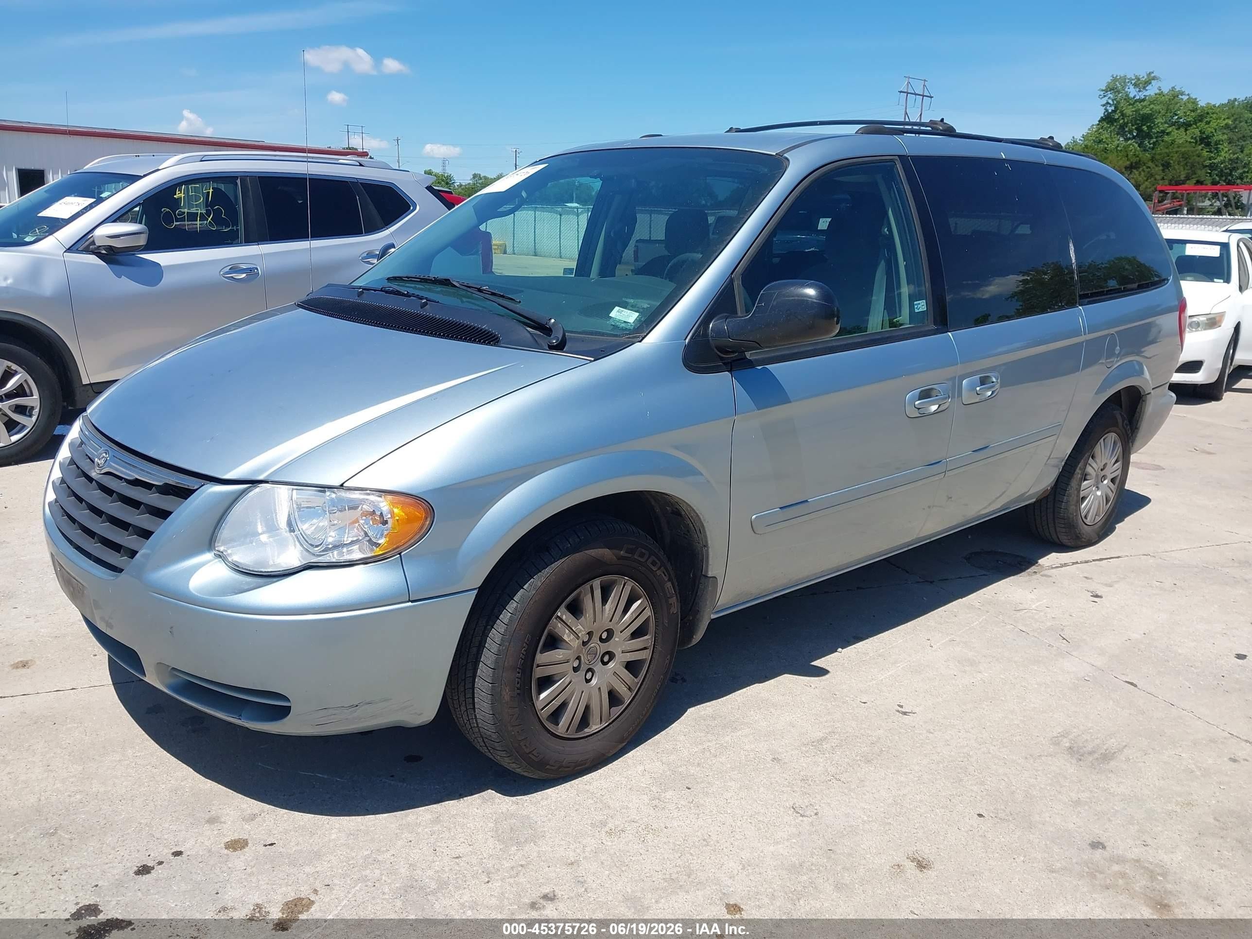 2005 Chrysler Town & Country Lx Silver vin: 2C4GP44R75R255056