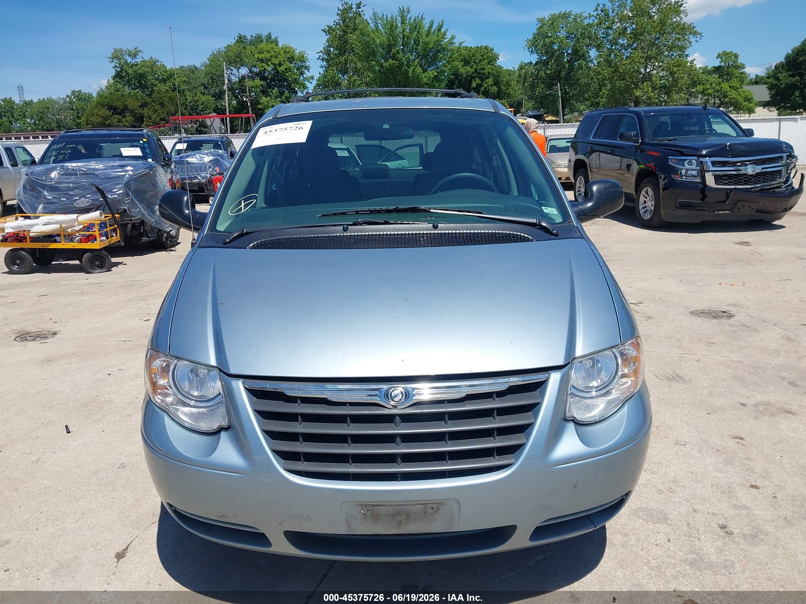 2005 Chrysler Town & Country Lx Silver vin: 2C4GP44R75R255056