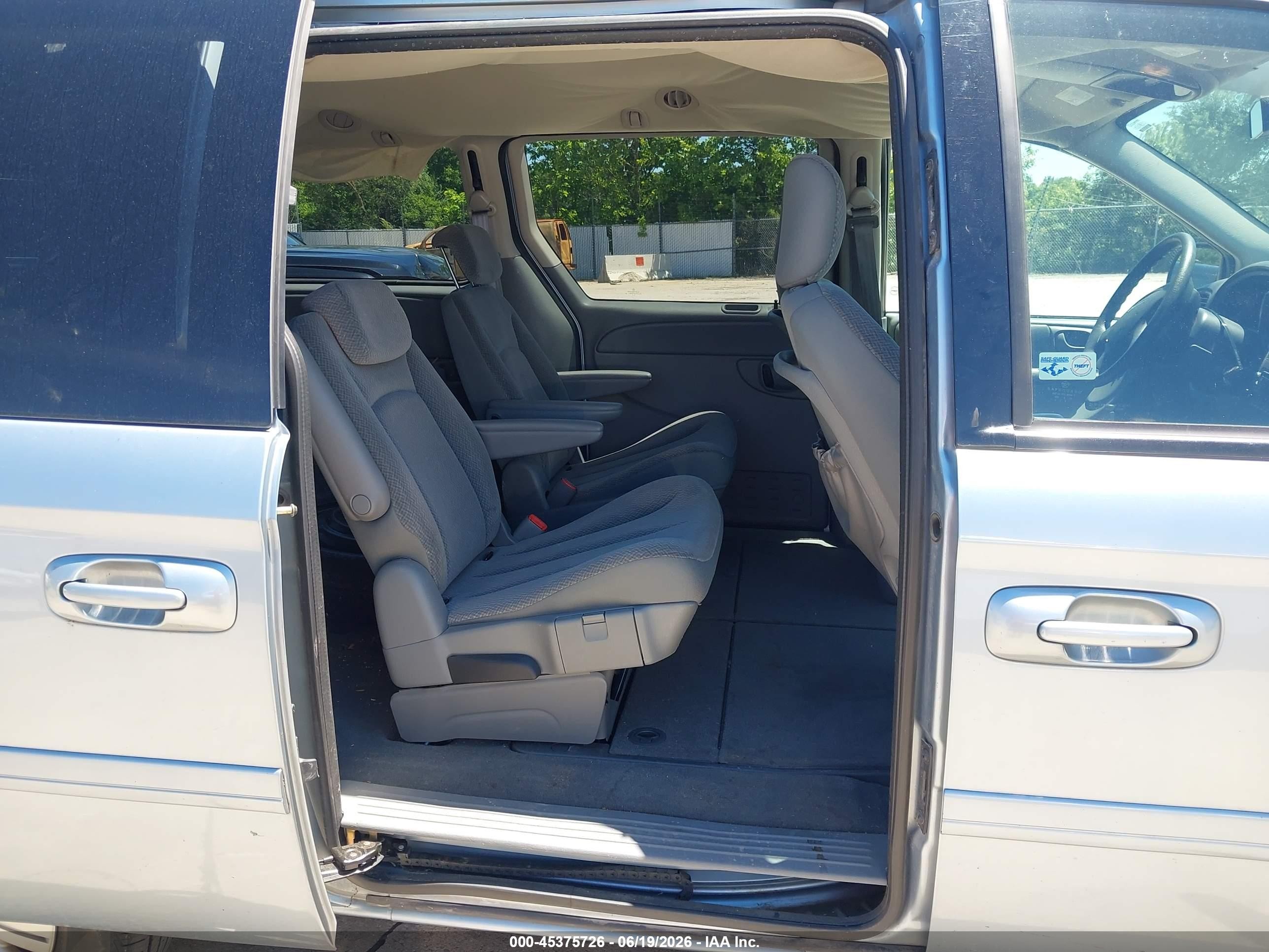 2005 Chrysler Town & Country Lx Silver vin: 2C4GP44R75R255056