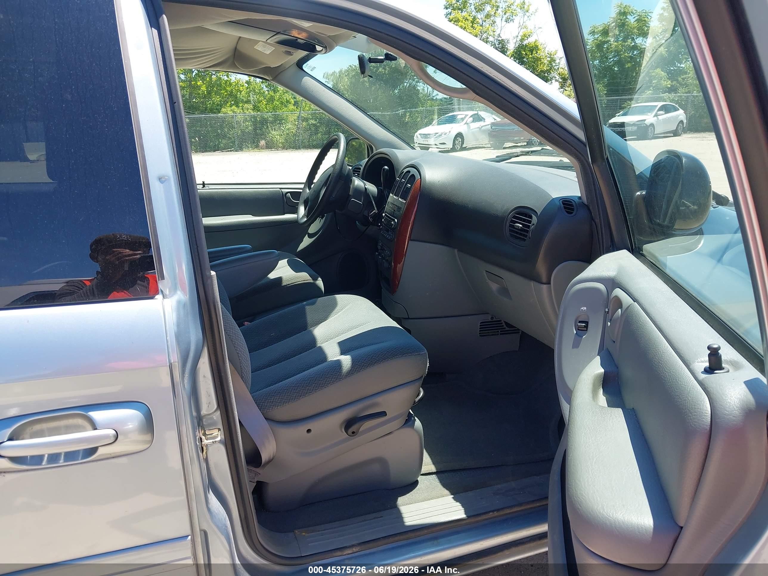 2005 Chrysler Town & Country Lx Silver vin: 2C4GP44R75R255056