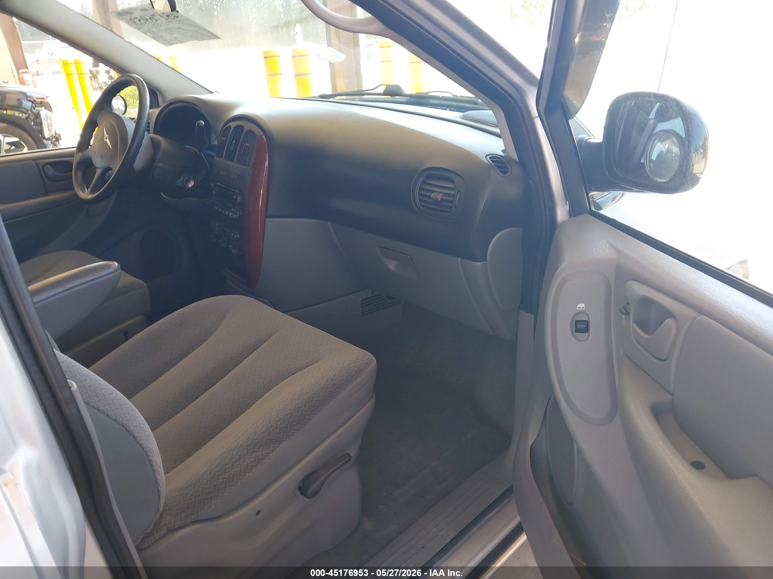 2005 Chrysler Town & Country Lx Silver vin: 2C4GP44R75R472347