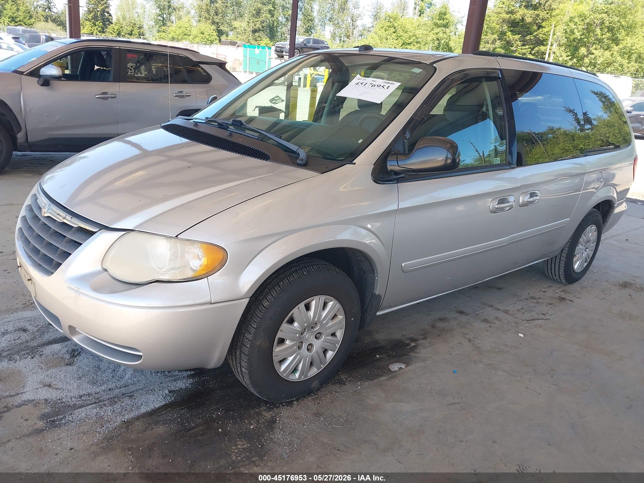 2005 Chrysler Town & Country Lx Silver vin: 2C4GP44R75R472347