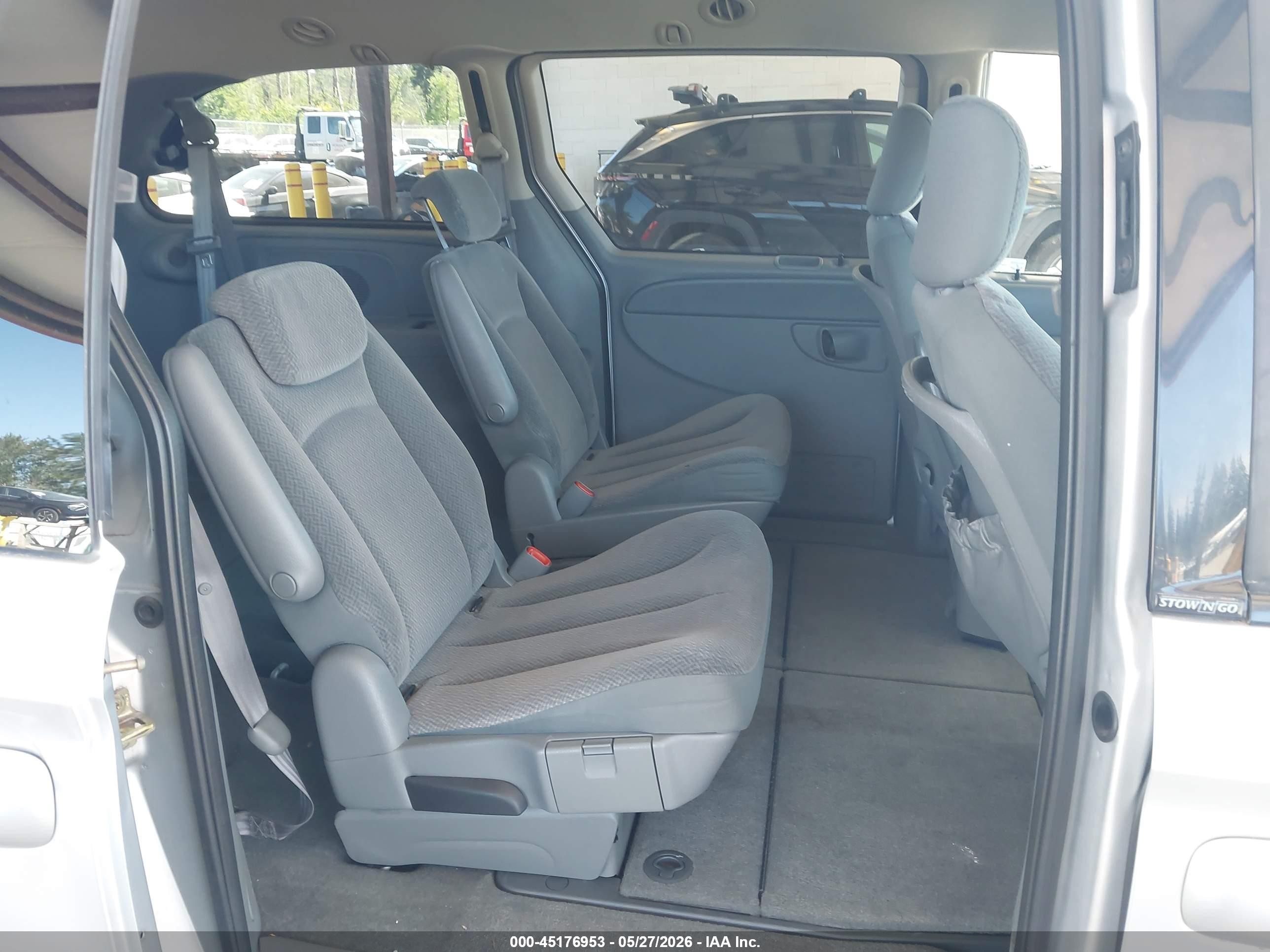 2005 Chrysler Town & Country Lx Silver vin: 2C4GP44R75R472347