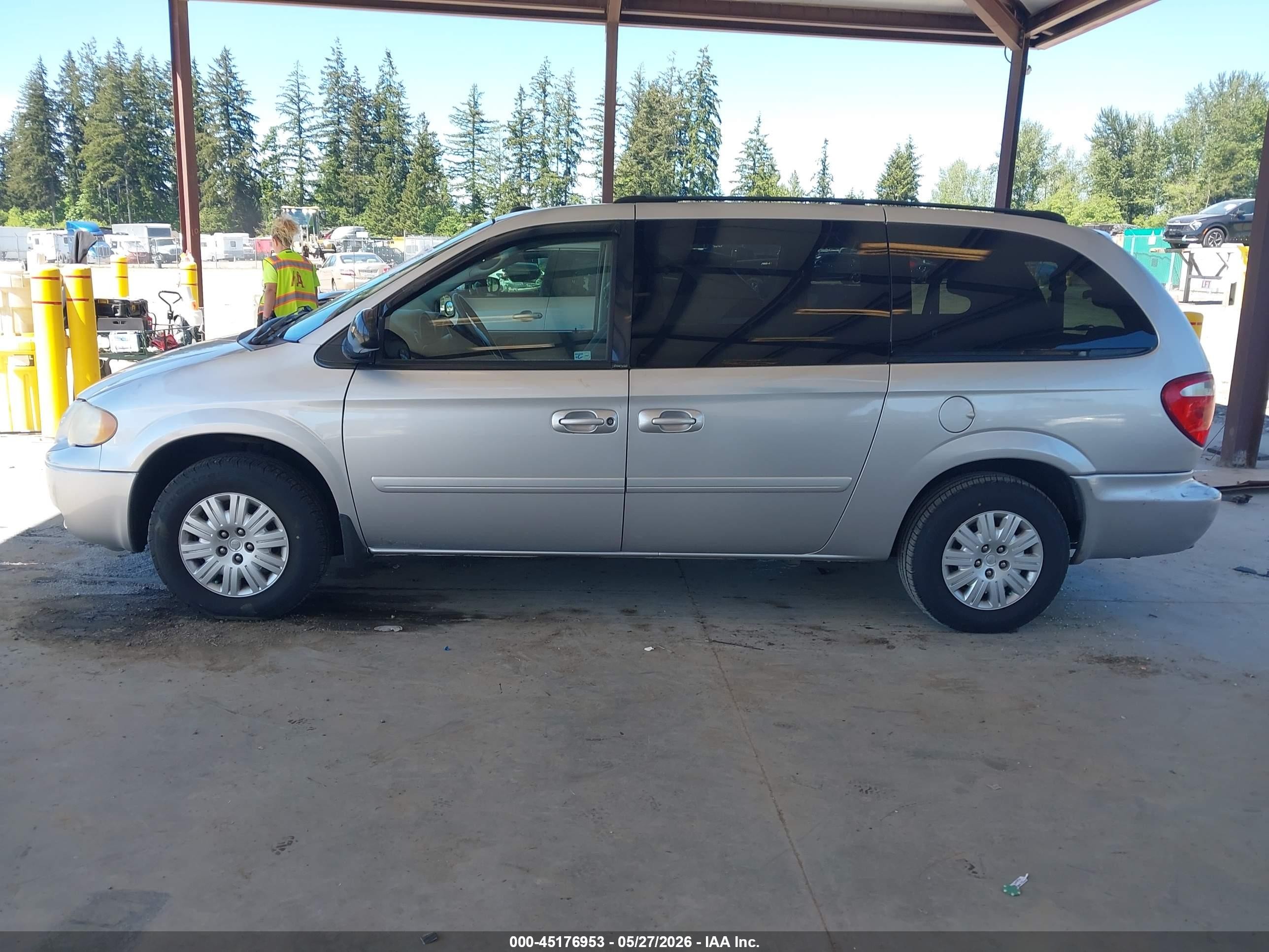2005 Chrysler Town & Country Lx Silver vin: 2C4GP44R75R472347