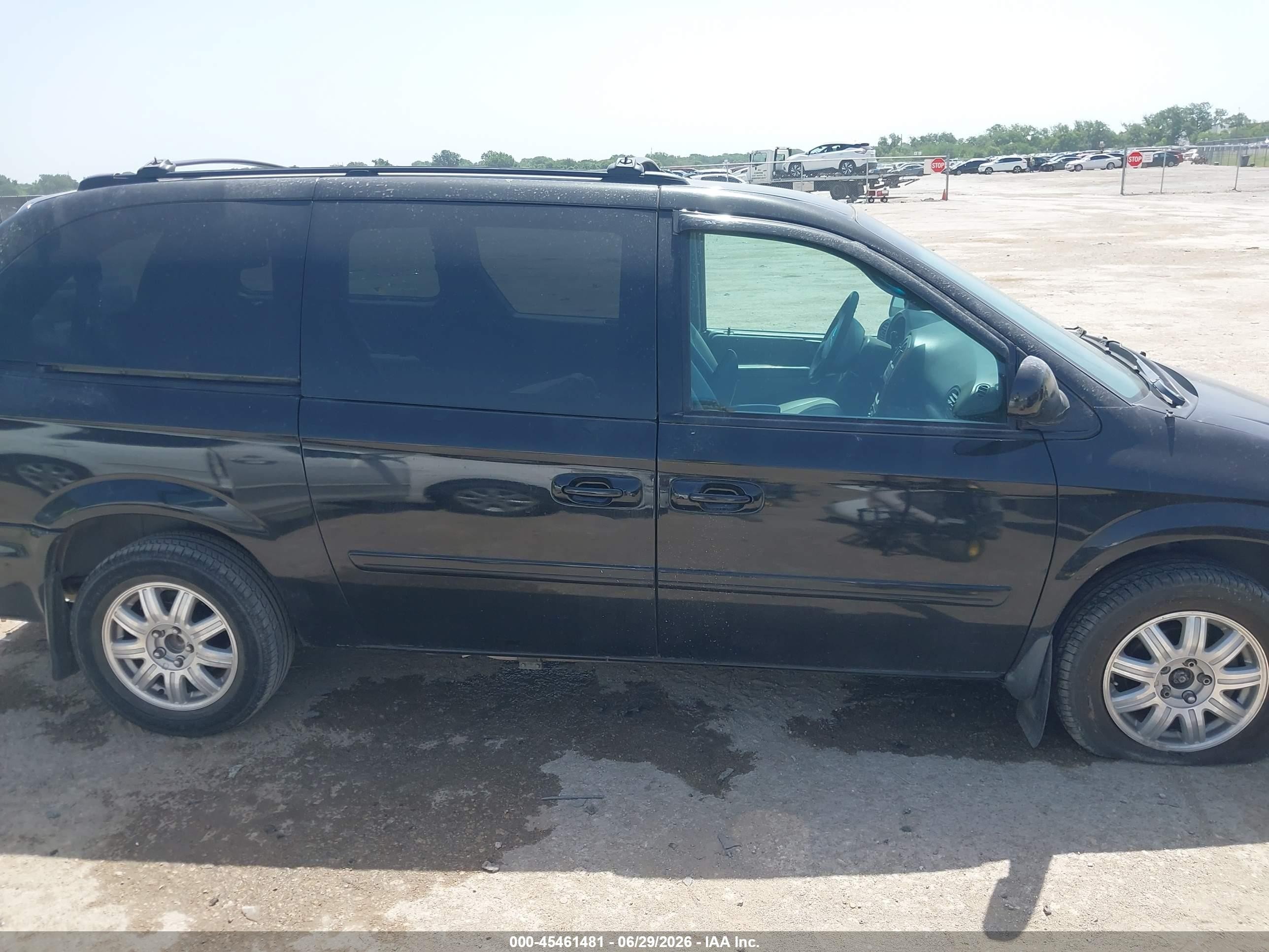 2005 Chrysler Town & Country Lx Black vin: 2C4GP44R85R179752