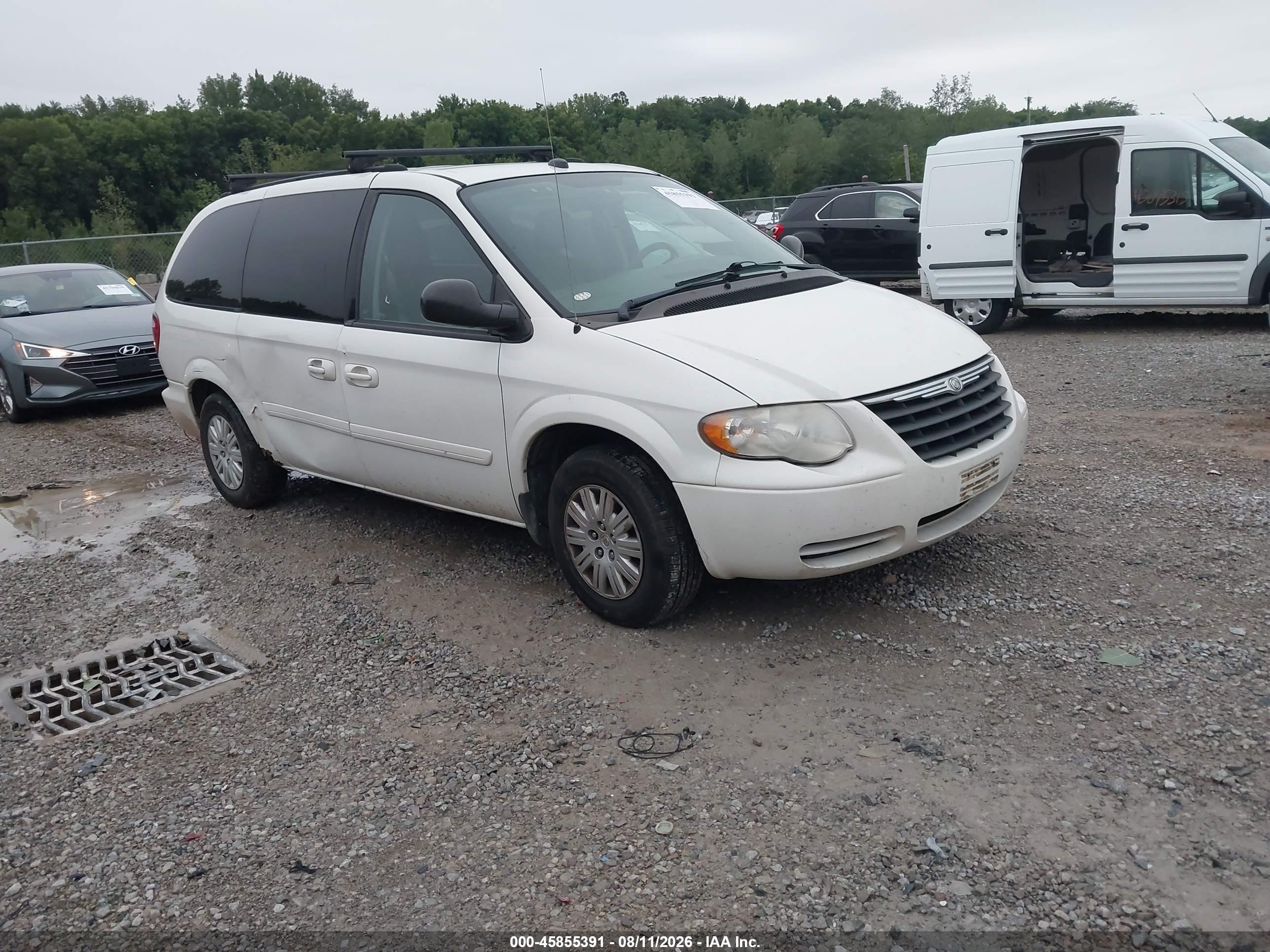 2005 Chrysler Town & Country Lx White vin: 2C4GP44RX5R519189