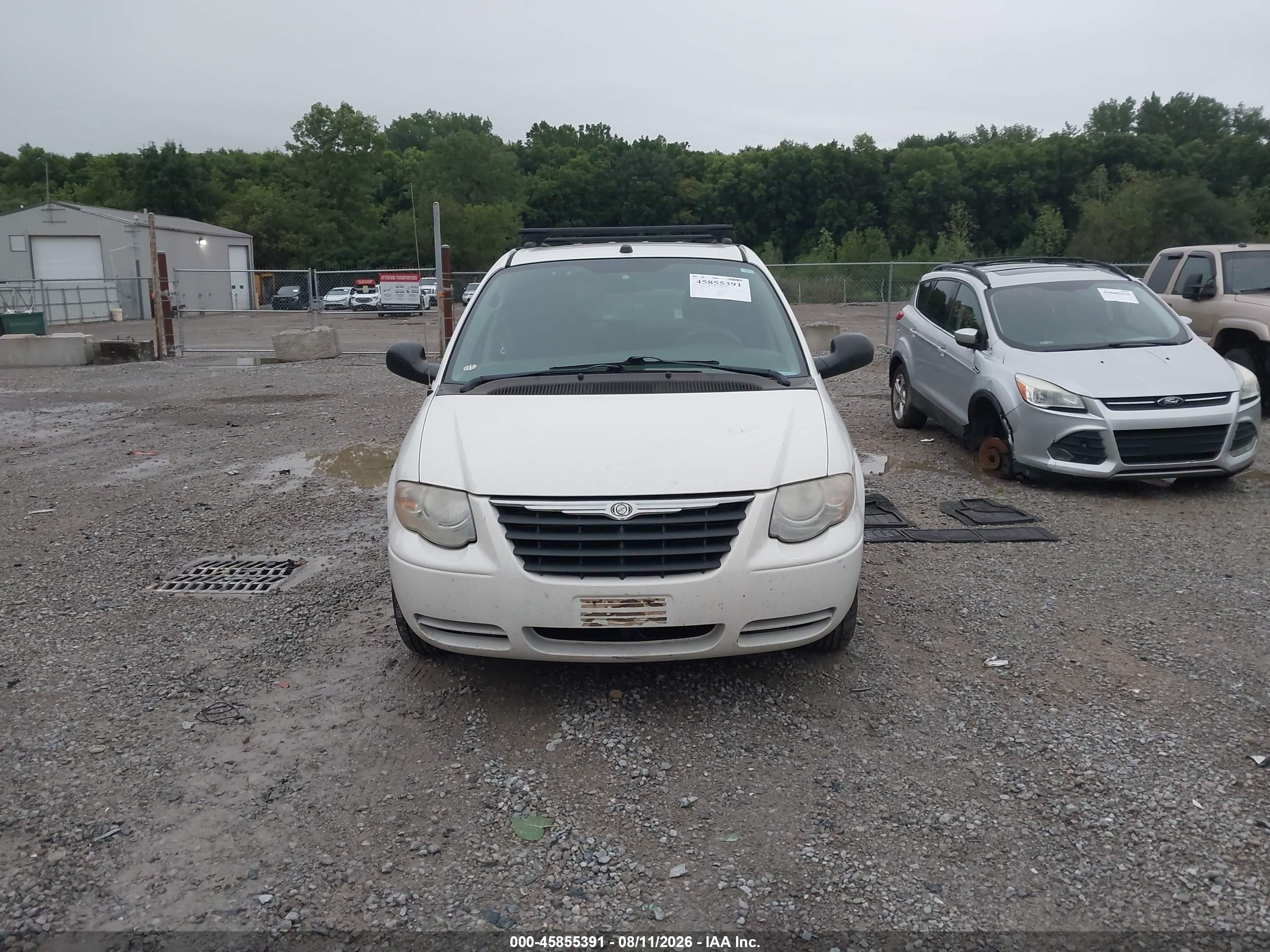 2005 Chrysler Town & Country Lx White vin: 2C4GP44RX5R519189