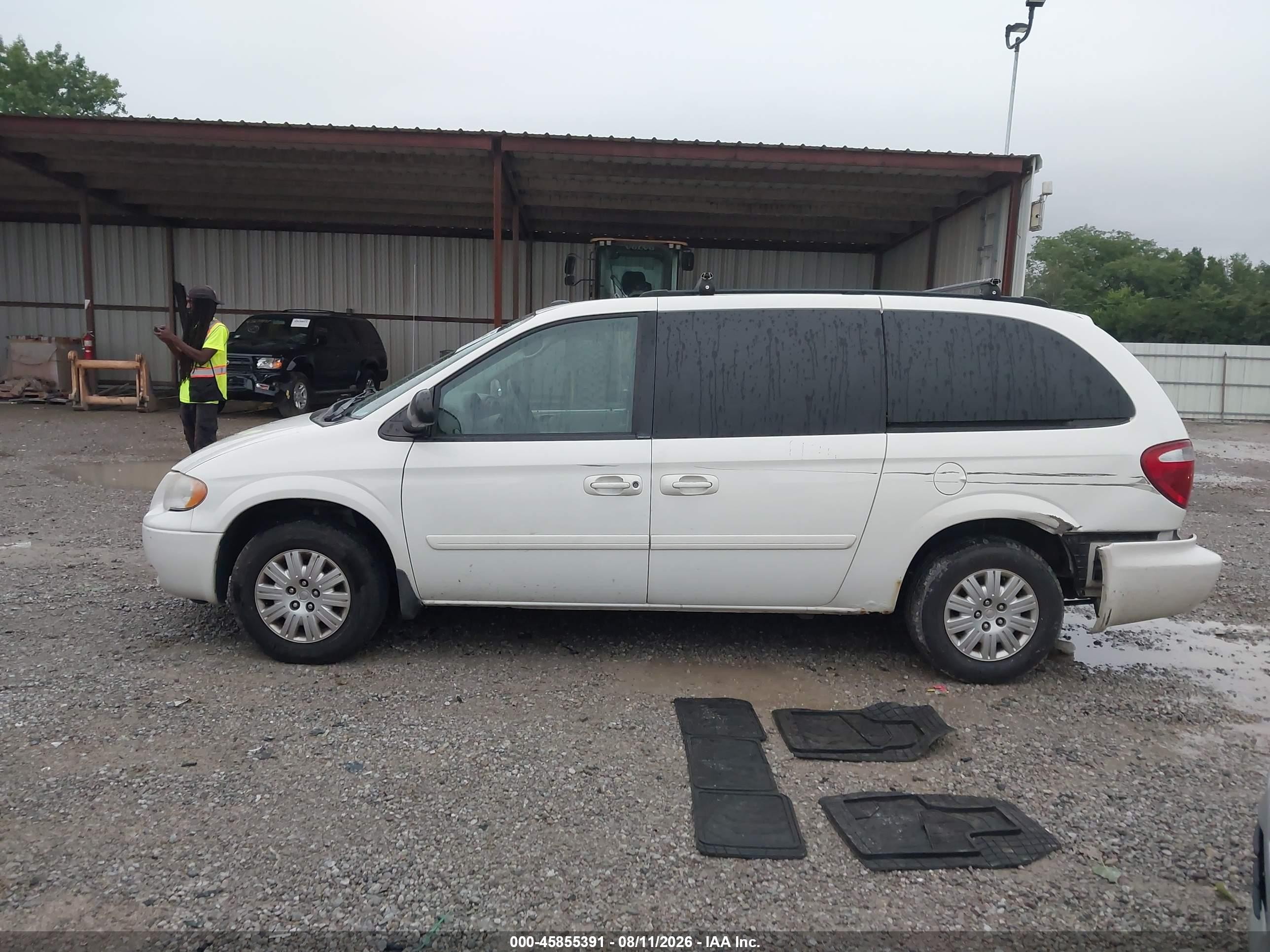 2005 Chrysler Town & Country Lx White vin: 2C4GP44RX5R519189