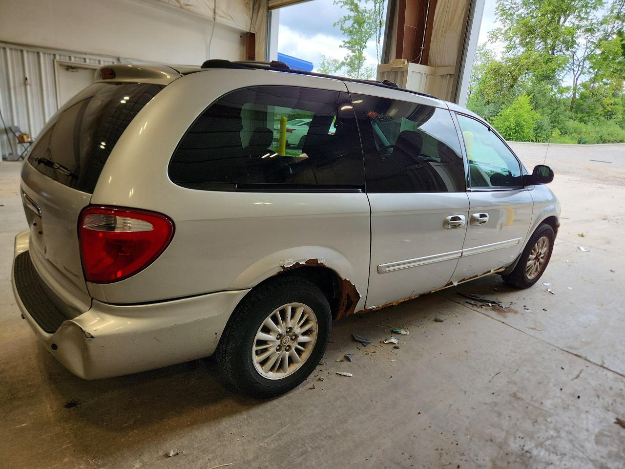 2004 Chrysler Town & Country Touring Silver vin: 2C4GP54L14R561198
