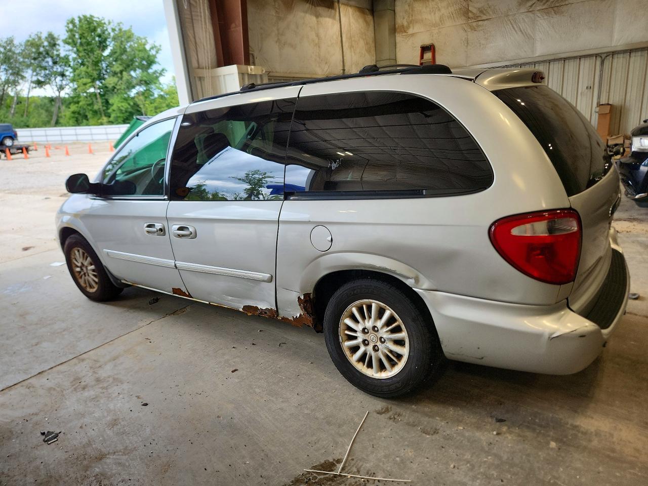 2004 Chrysler Town & Country Touring Silver vin: 2C4GP54L14R561198