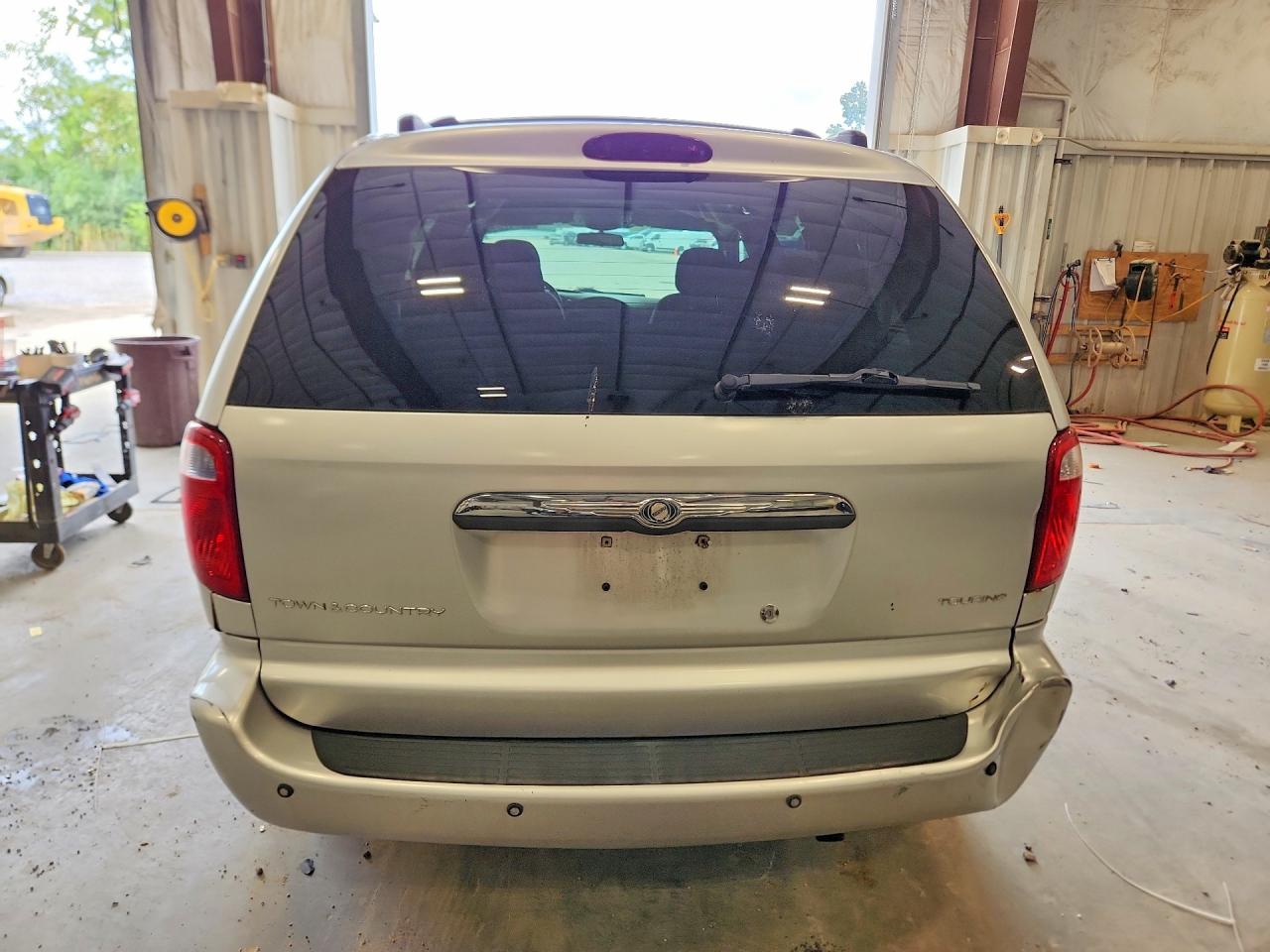 2004 Chrysler Town & Country Touring Silver vin: 2C4GP54L14R561198
