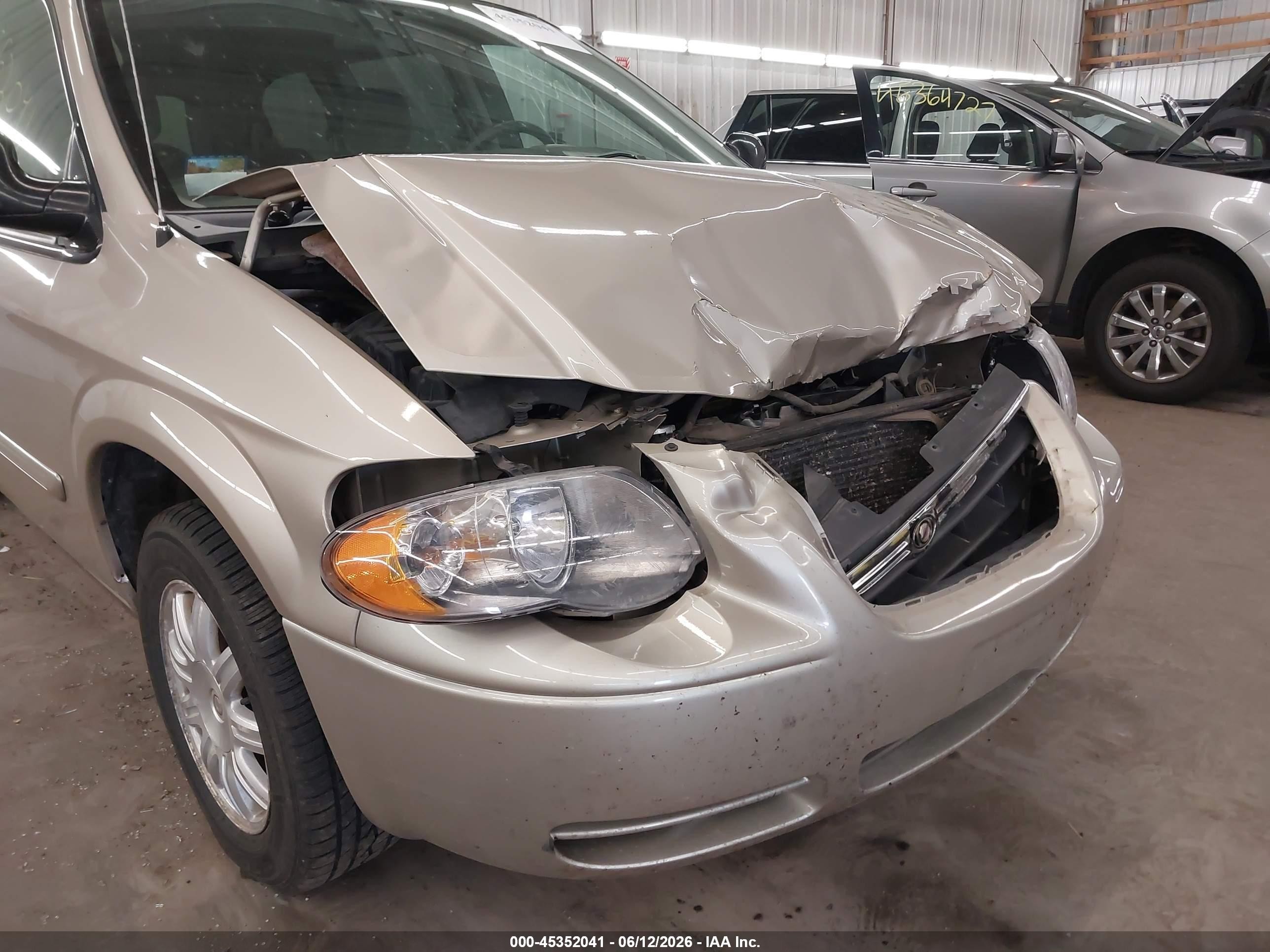 2005 Chrysler Town & Country Touring Beige vin: 2C4GP54L15R260285