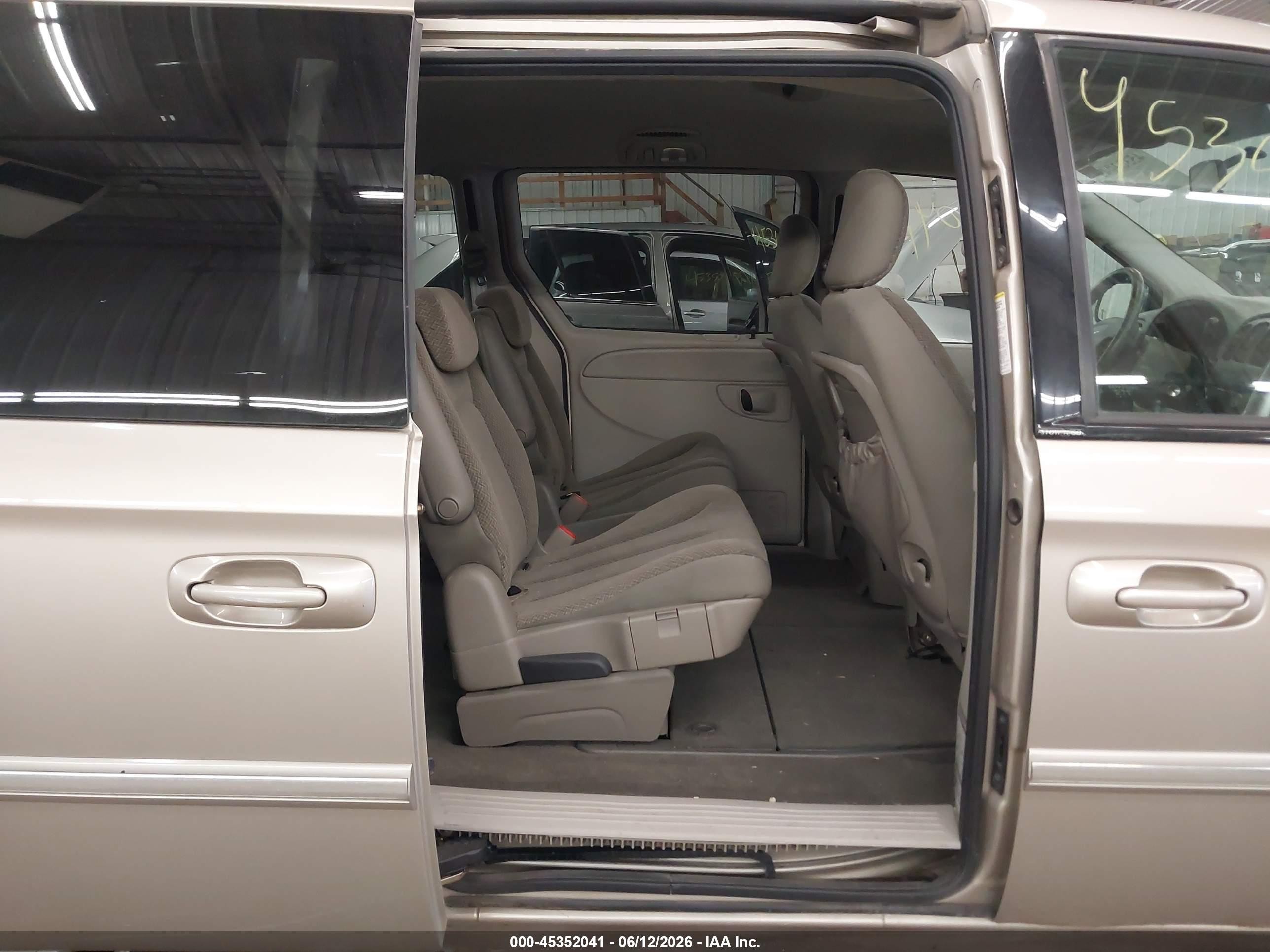 2005 Chrysler Town & Country Touring Beige vin: 2C4GP54L15R260285