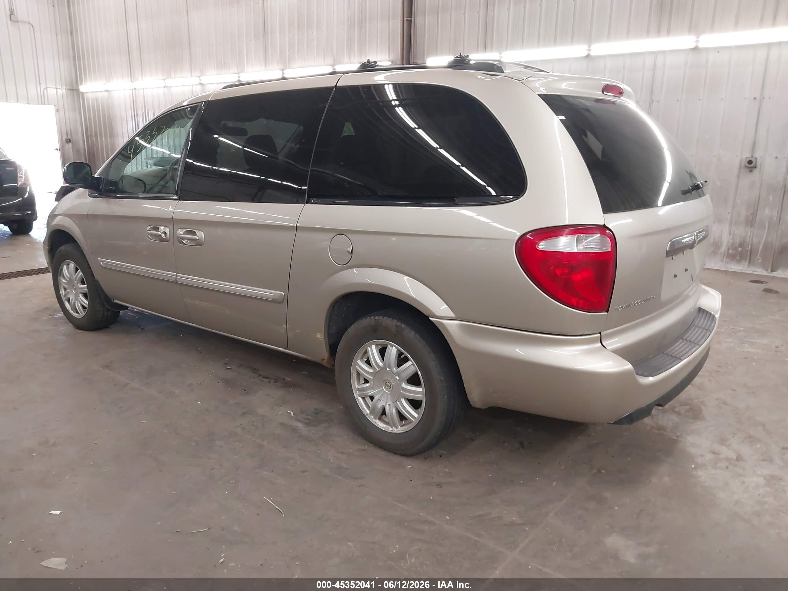 2005 Chrysler Town & Country Touring Beige vin: 2C4GP54L15R260285