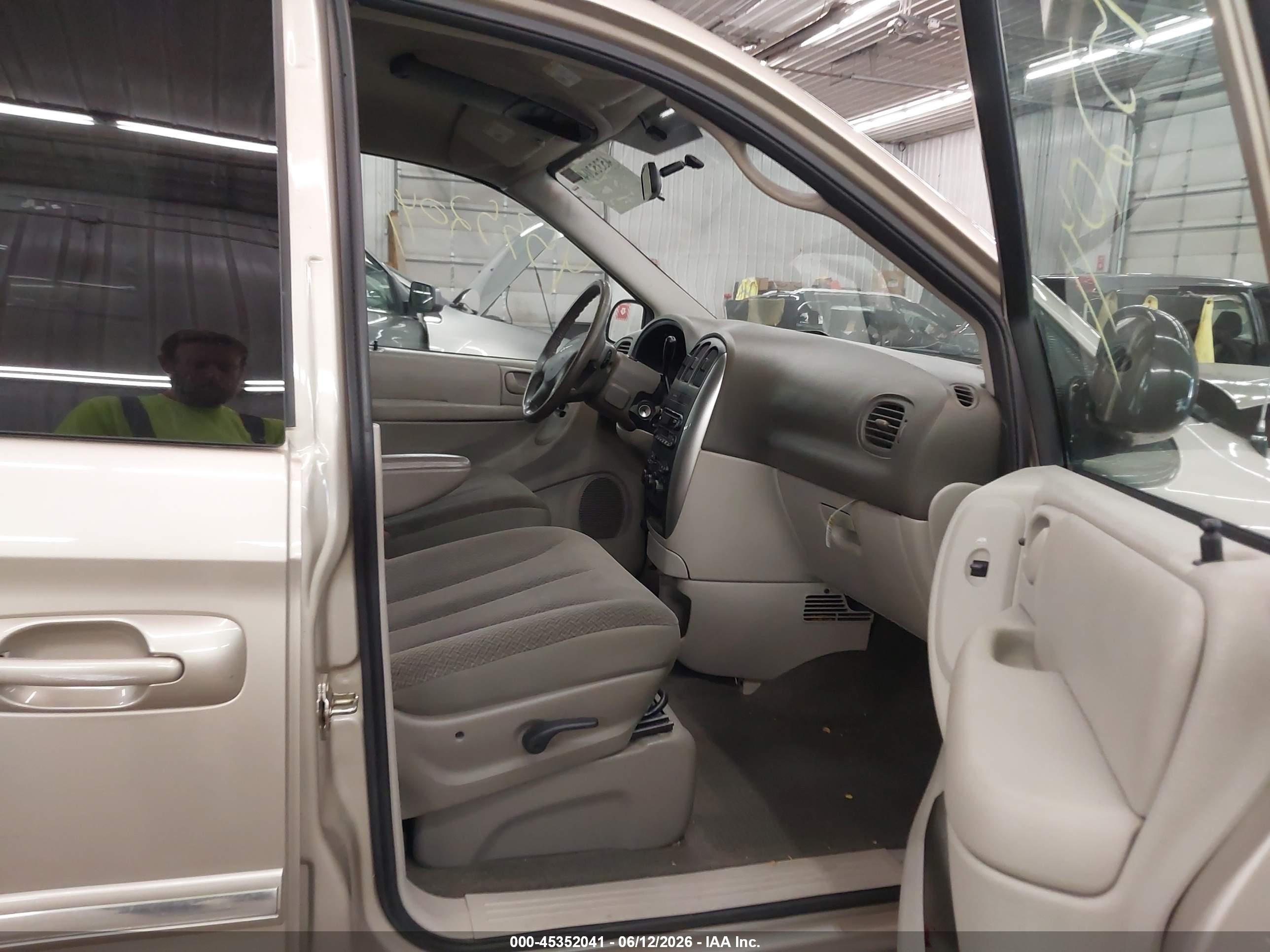 2005 Chrysler Town & Country Touring Beige vin: 2C4GP54L15R260285