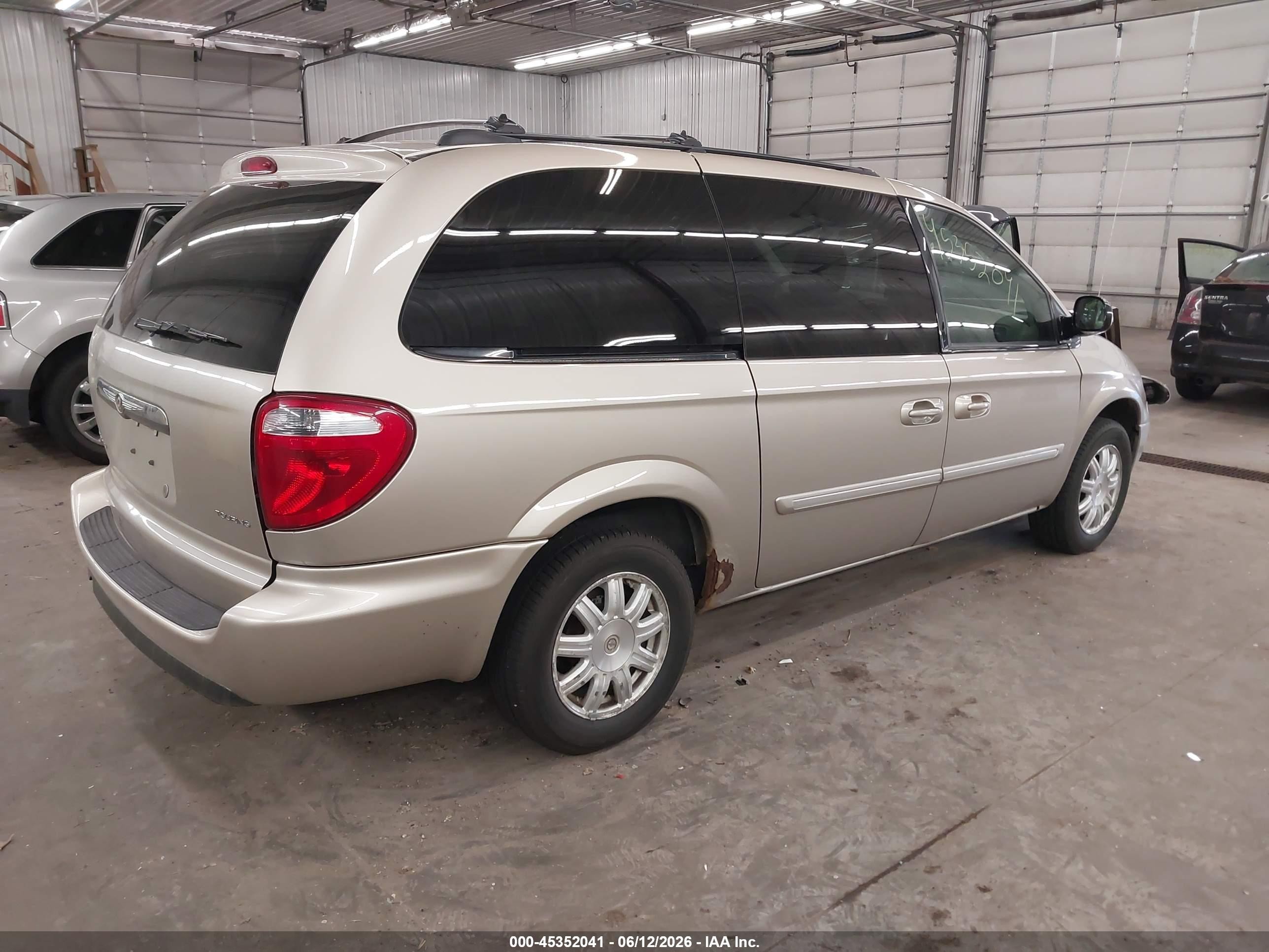2005 Chrysler Town & Country Touring Beige vin: 2C4GP54L15R260285