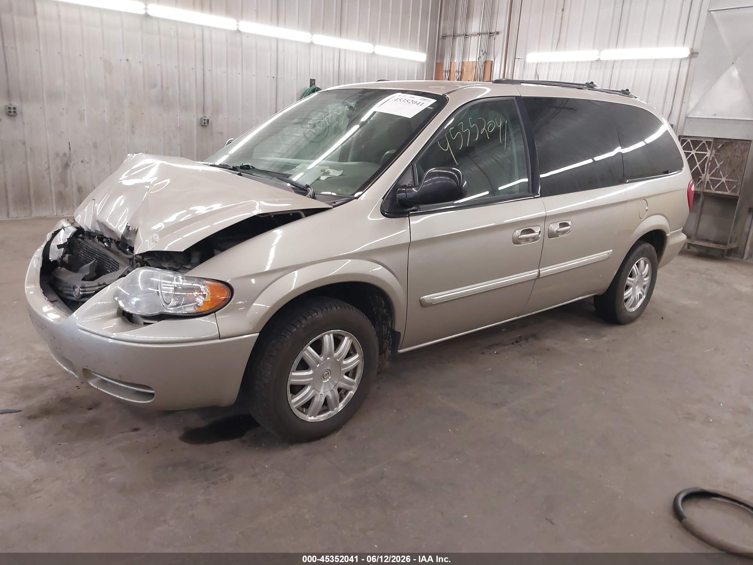 2005 Chrysler Town & Country Touring Beige vin: 2C4GP54L15R260285