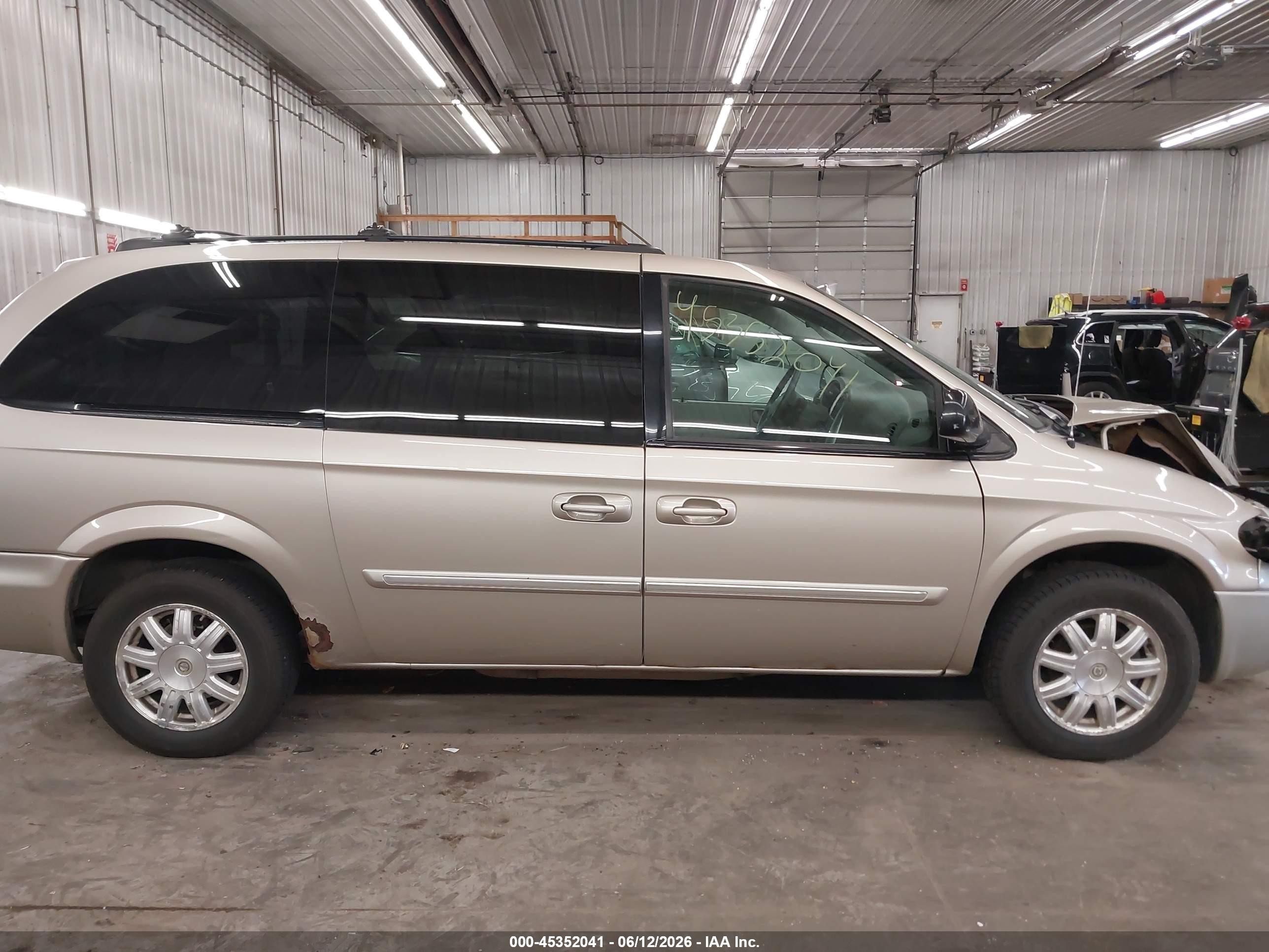 2005 Chrysler Town & Country Touring Beige vin: 2C4GP54L15R260285