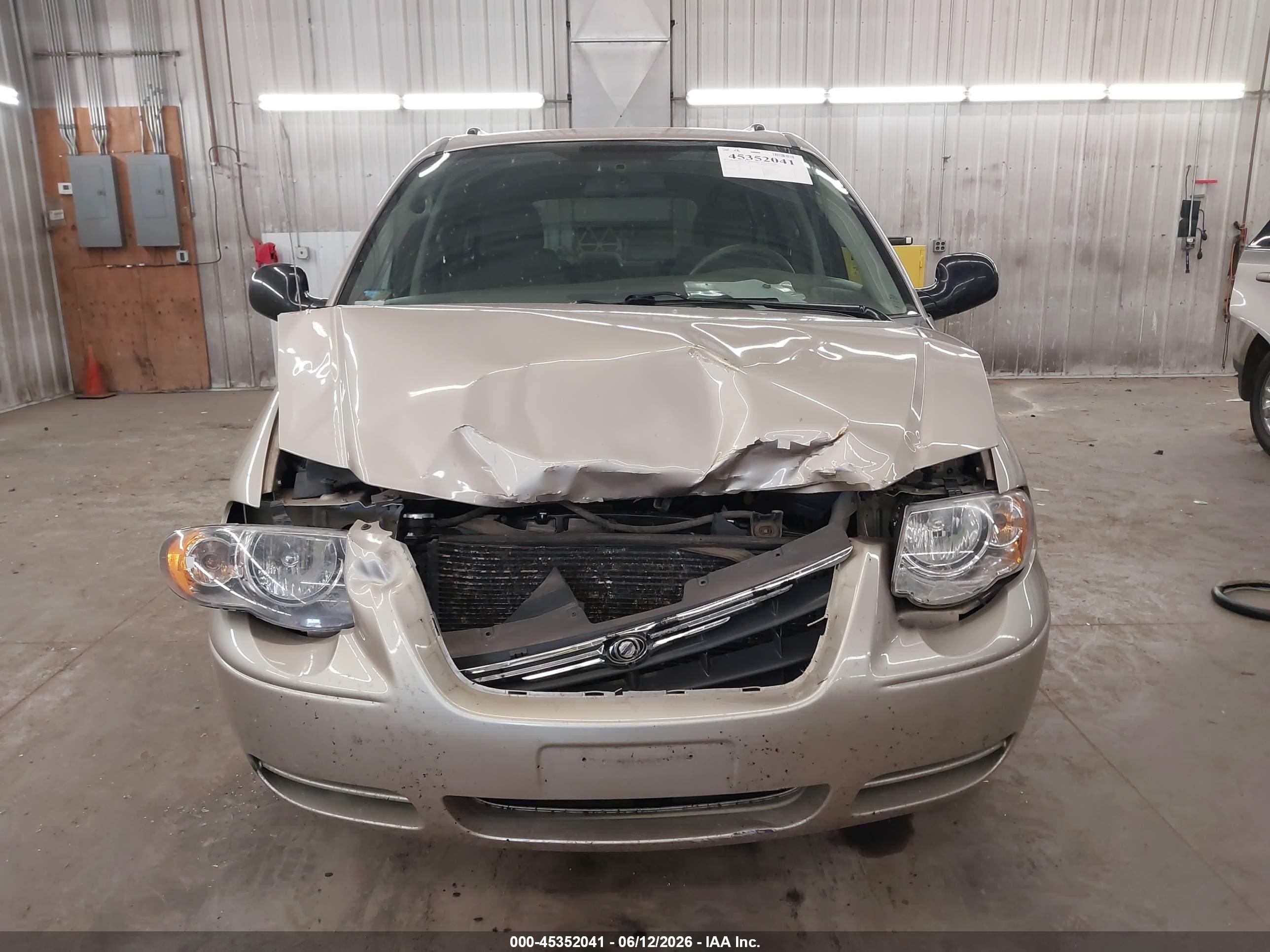 2005 Chrysler Town & Country Touring Beige vin: 2C4GP54L15R260285