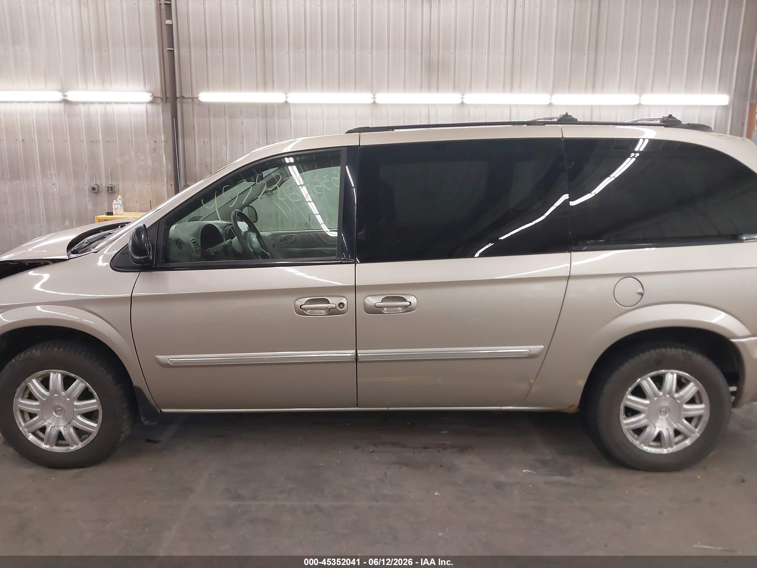 2005 Chrysler Town & Country Touring Beige vin: 2C4GP54L15R260285