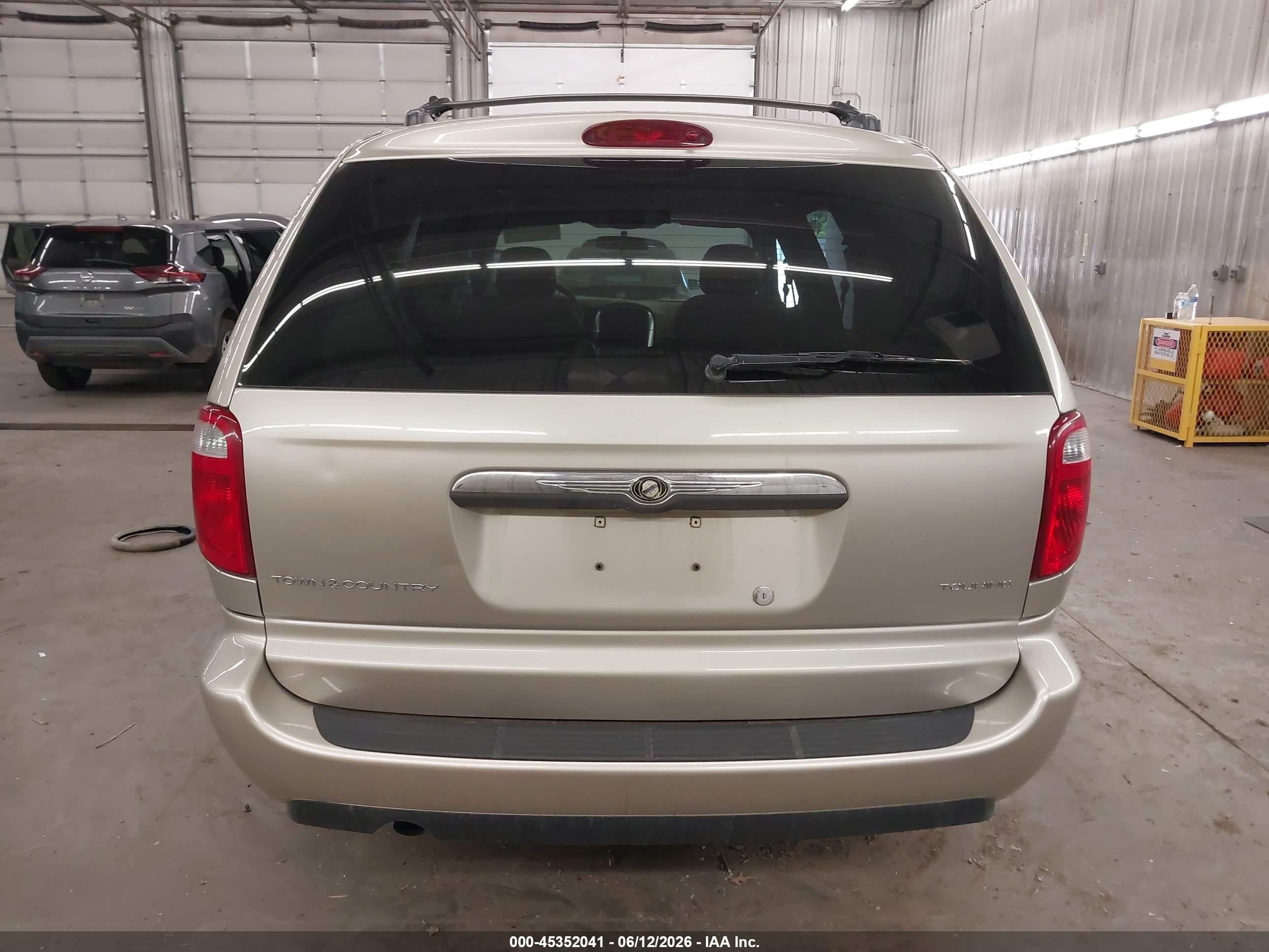 2005 Chrysler Town & Country Touring Beige vin: 2C4GP54L15R260285