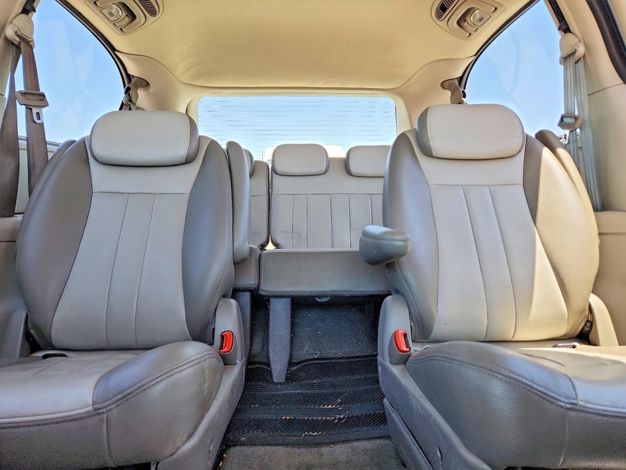 2005 Chrysler Town & Country Touring Silver vin: 2C4GP54L15R392317