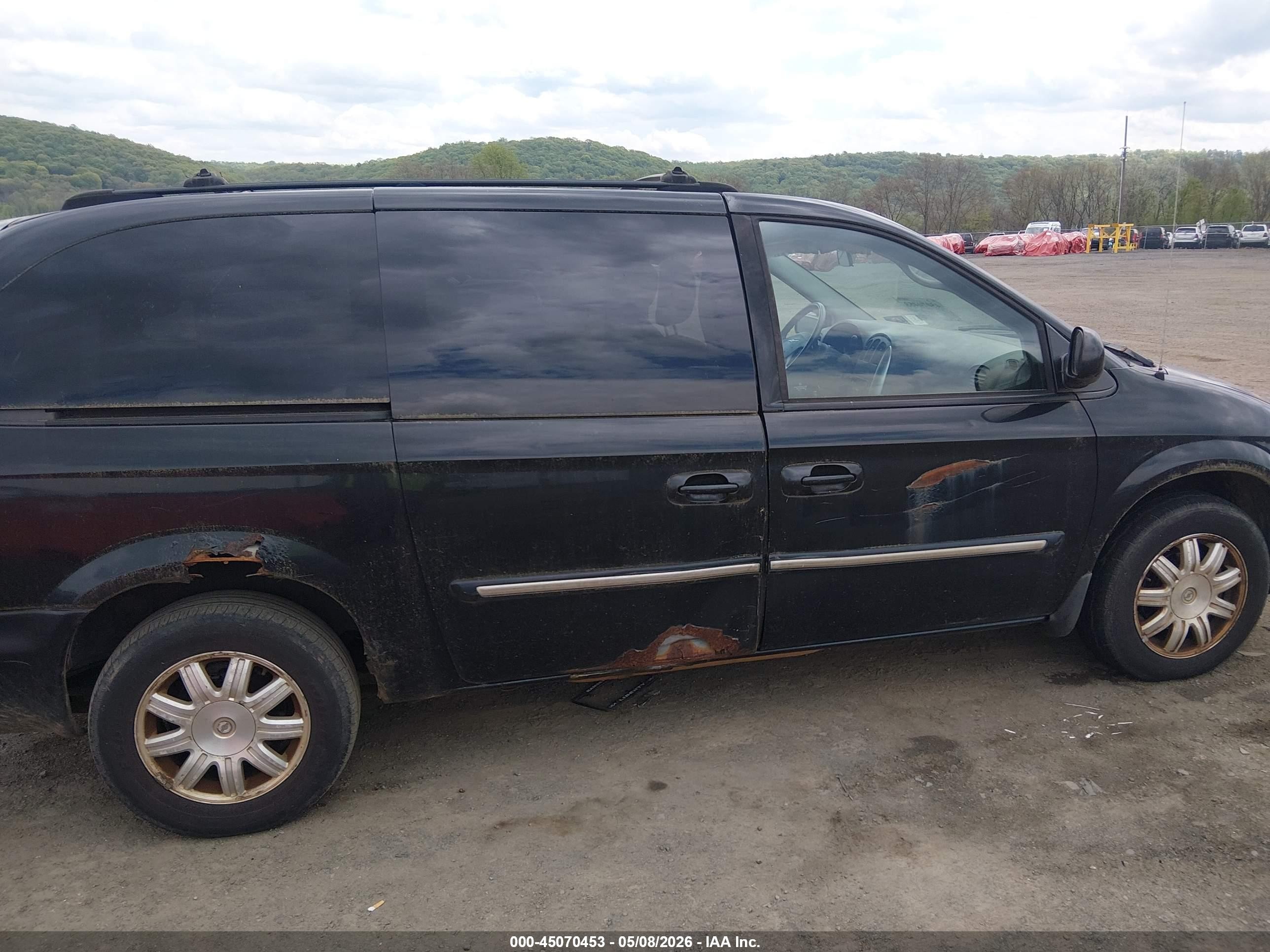 2005 Chrysler Town & Country Touring Black vin: 2C4GP54L15R501844