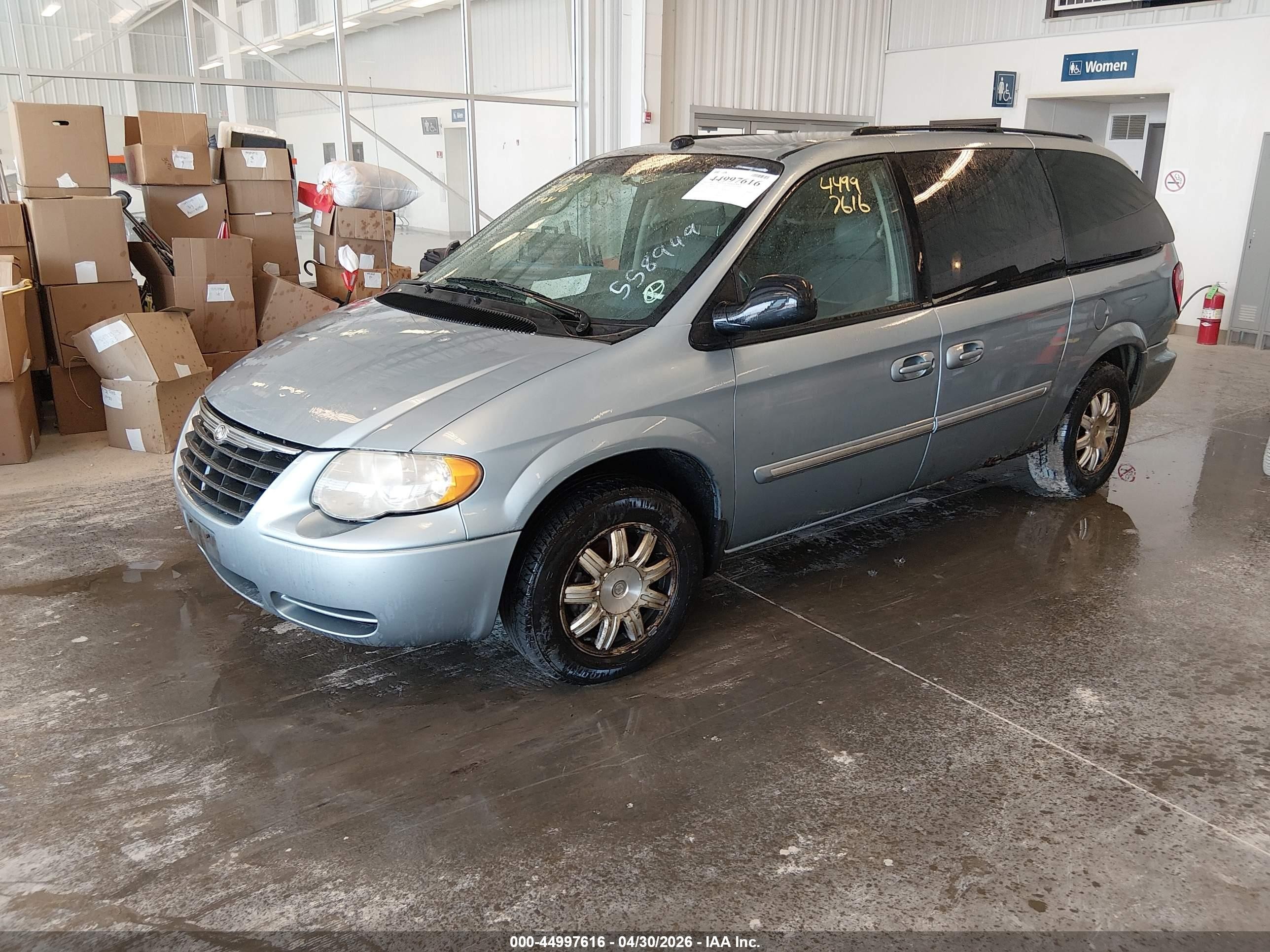 2005 Chrysler Town & Country Touring vin: 2C4GP54L35R558949